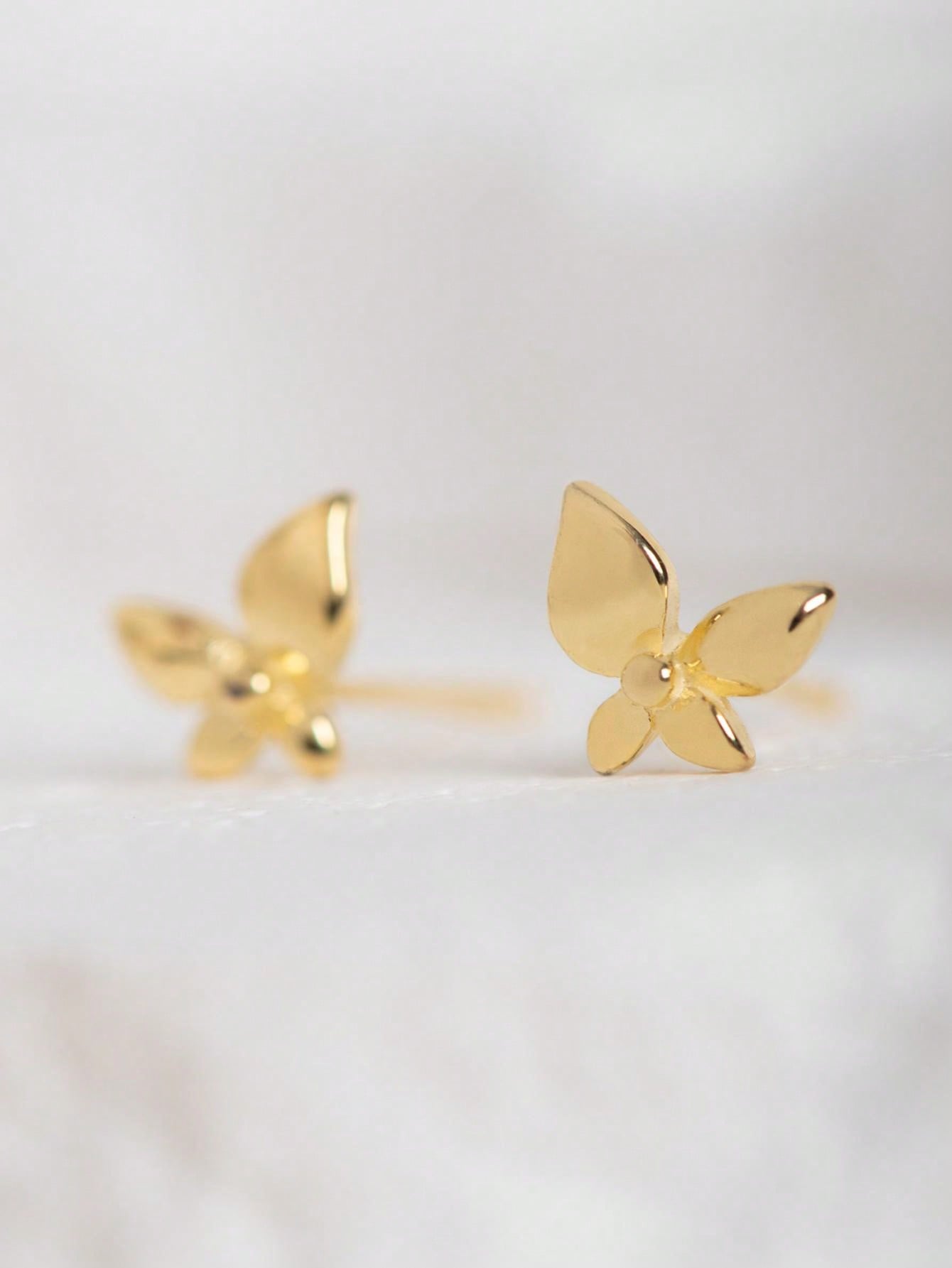 A pair of fashionable and light luxury silver flower - shaped stud earrings for ladies. Classic and suitable for daily commuting. - LEIDAI
