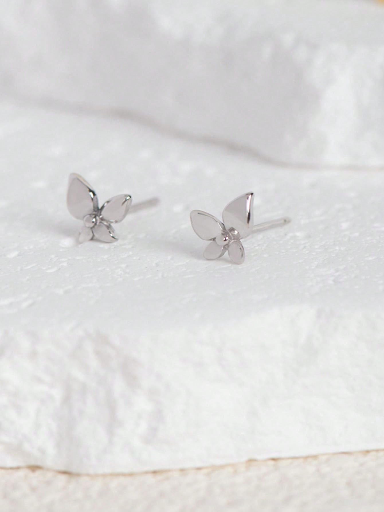A pair of fashionable and light luxury silver flower - shaped stud earrings for ladies. Classic and suitable for daily commuting. - LEIDAI