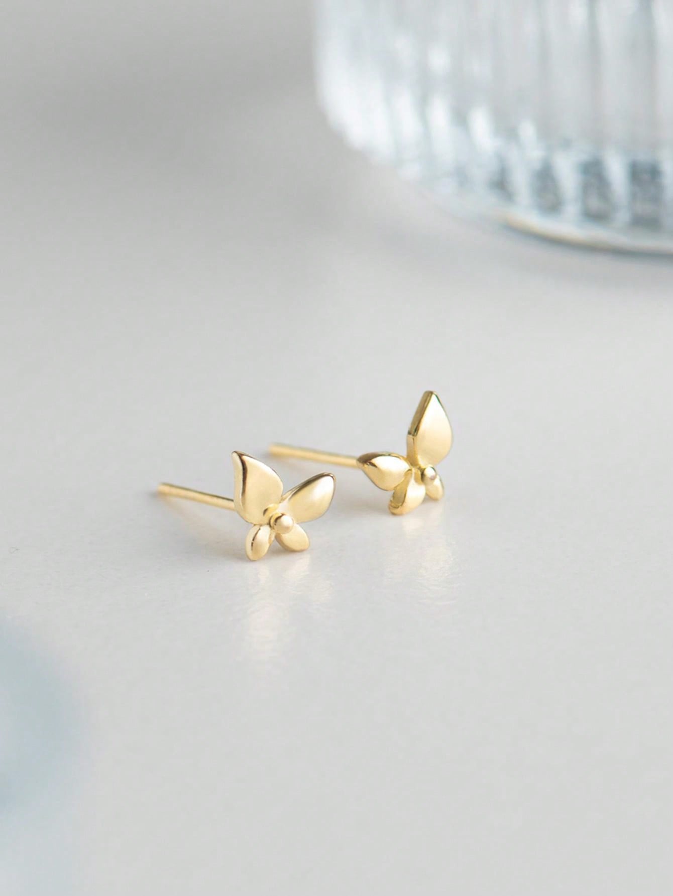 A pair of fashionable and light luxury silver flower - shaped stud earrings for ladies. Classic and suitable for daily commuting. - LEIDAI
