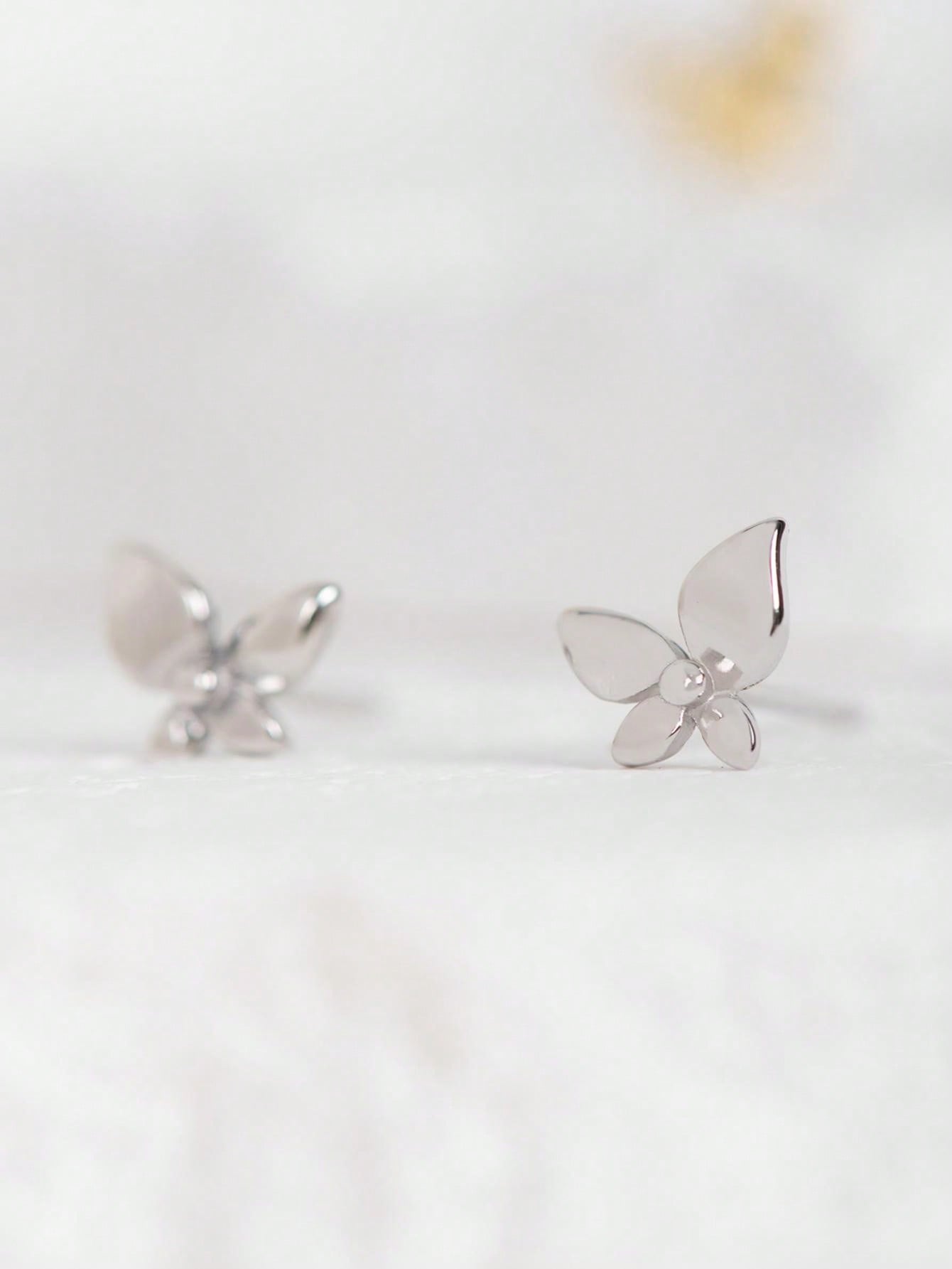 A pair of fashionable and light luxury silver flower - shaped stud earrings for ladies. Classic and suitable for daily commuting. - LEIDAI