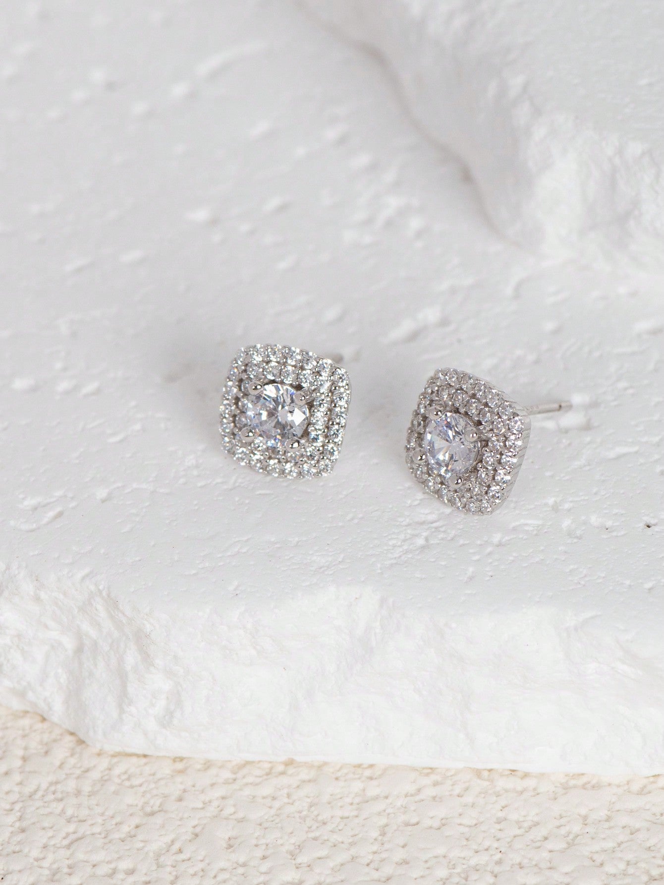 A pair of ladies' sterling silver four - prong square single diamond stud earrings. Elegant, simple and fashionable, suitable for dating and commuting. - LEIDAI