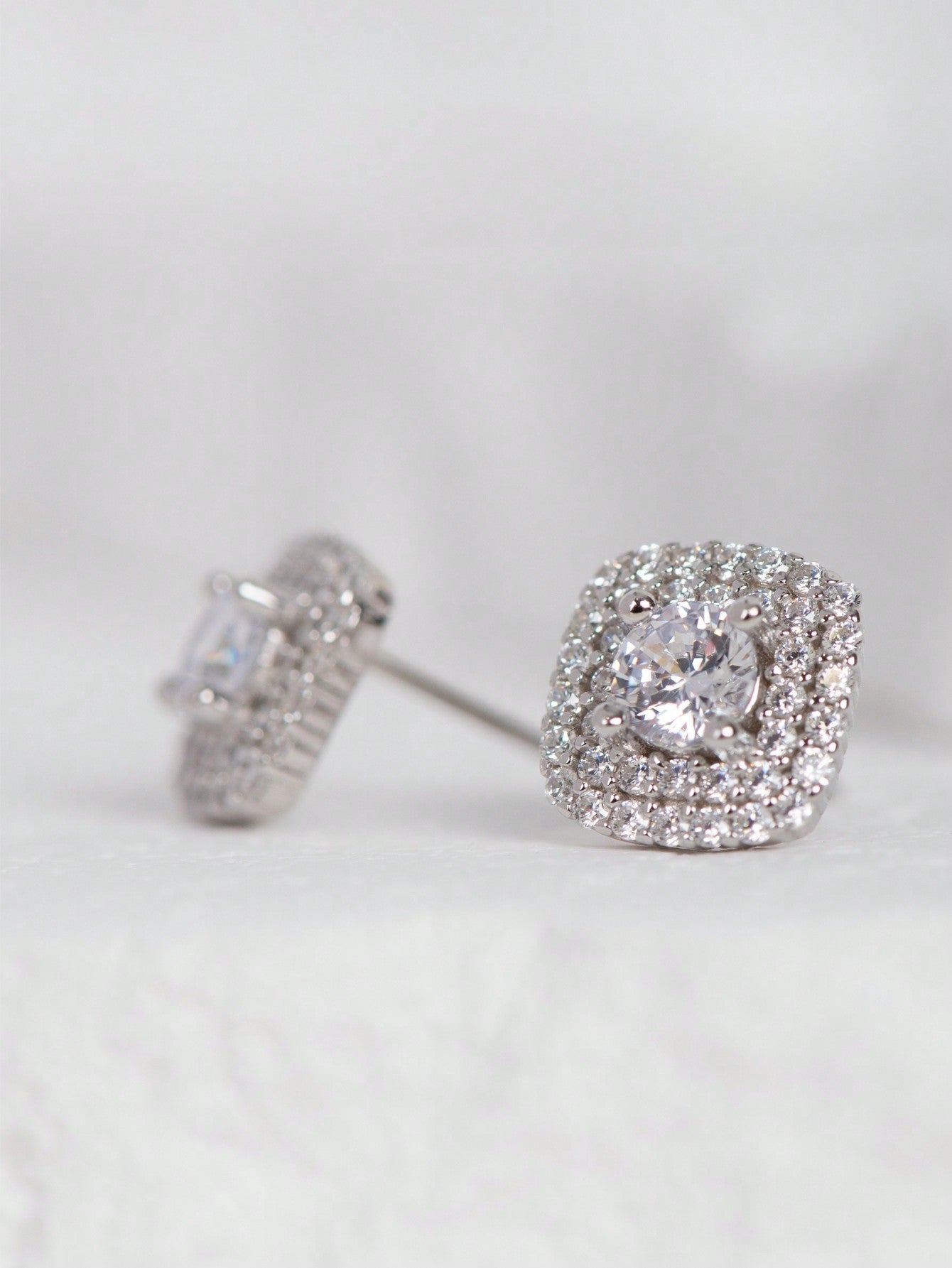 A pair of ladies' sterling silver four - prong square single diamond stud earrings. Elegant, simple and fashionable, suitable for dating and commuting. - LEIDAI
