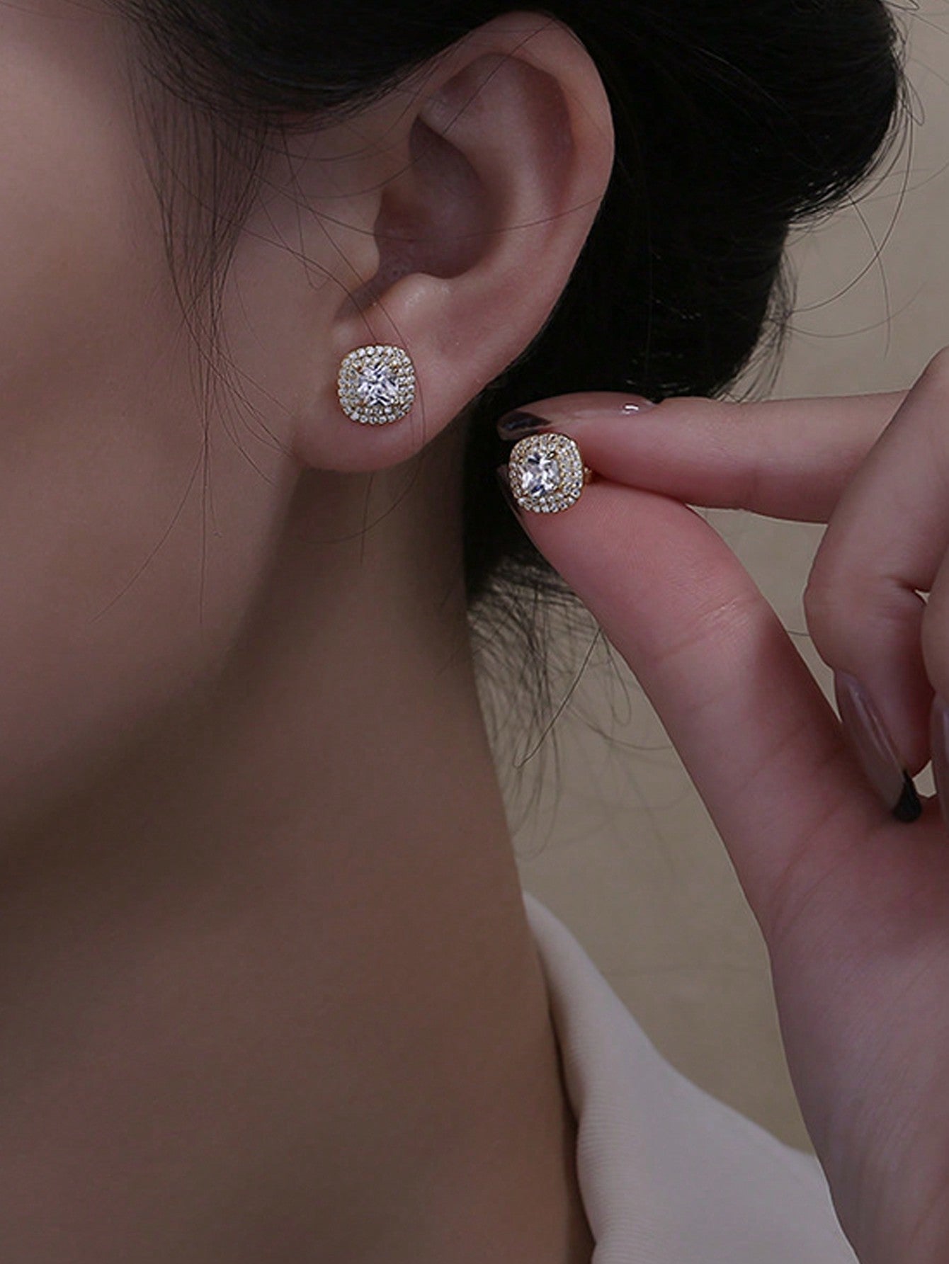 A pair of ladies' sterling silver four - prong square single diamond stud earrings. Elegant, simple and fashionable, suitable for dating and commuting. - LEIDAI