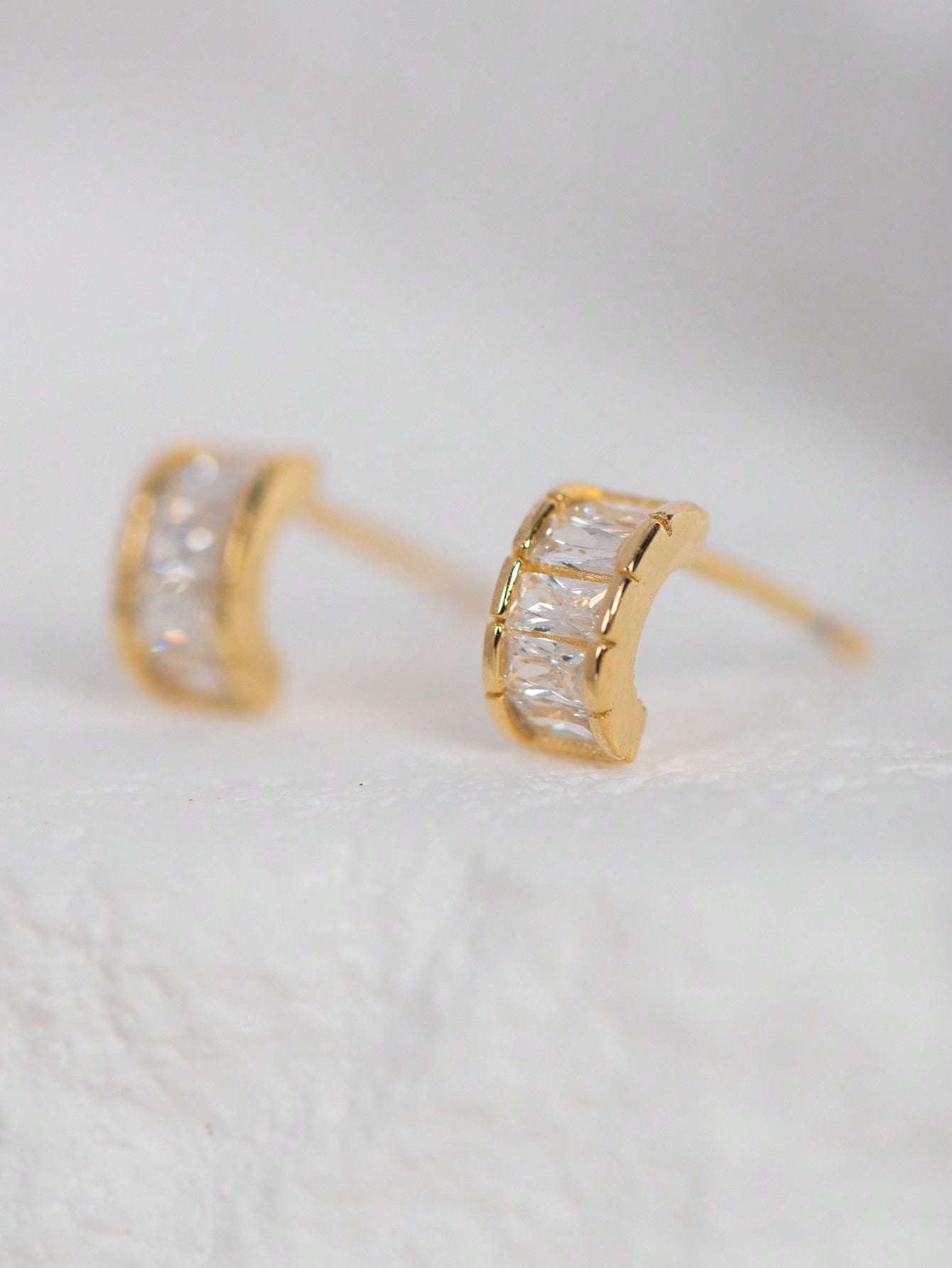 A pair of women's elegant and generous S925 silver earrings. Light luxury and fashionable, suitable for daily dating. - LEIDAI