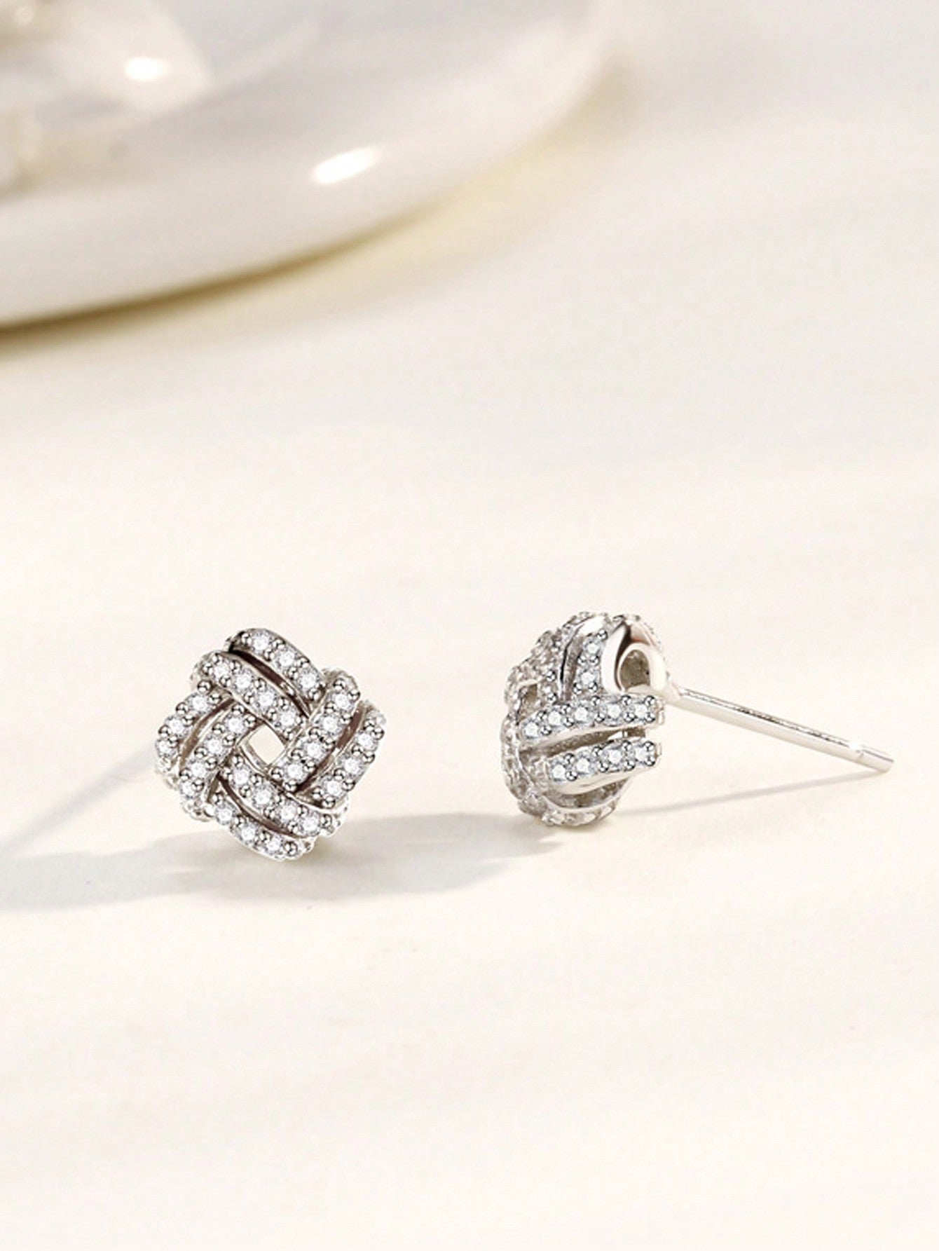A pair of women's elegant and generous S925 silver earrings. Light luxury and fashionable, suitable for daily dating. - LEIDAI