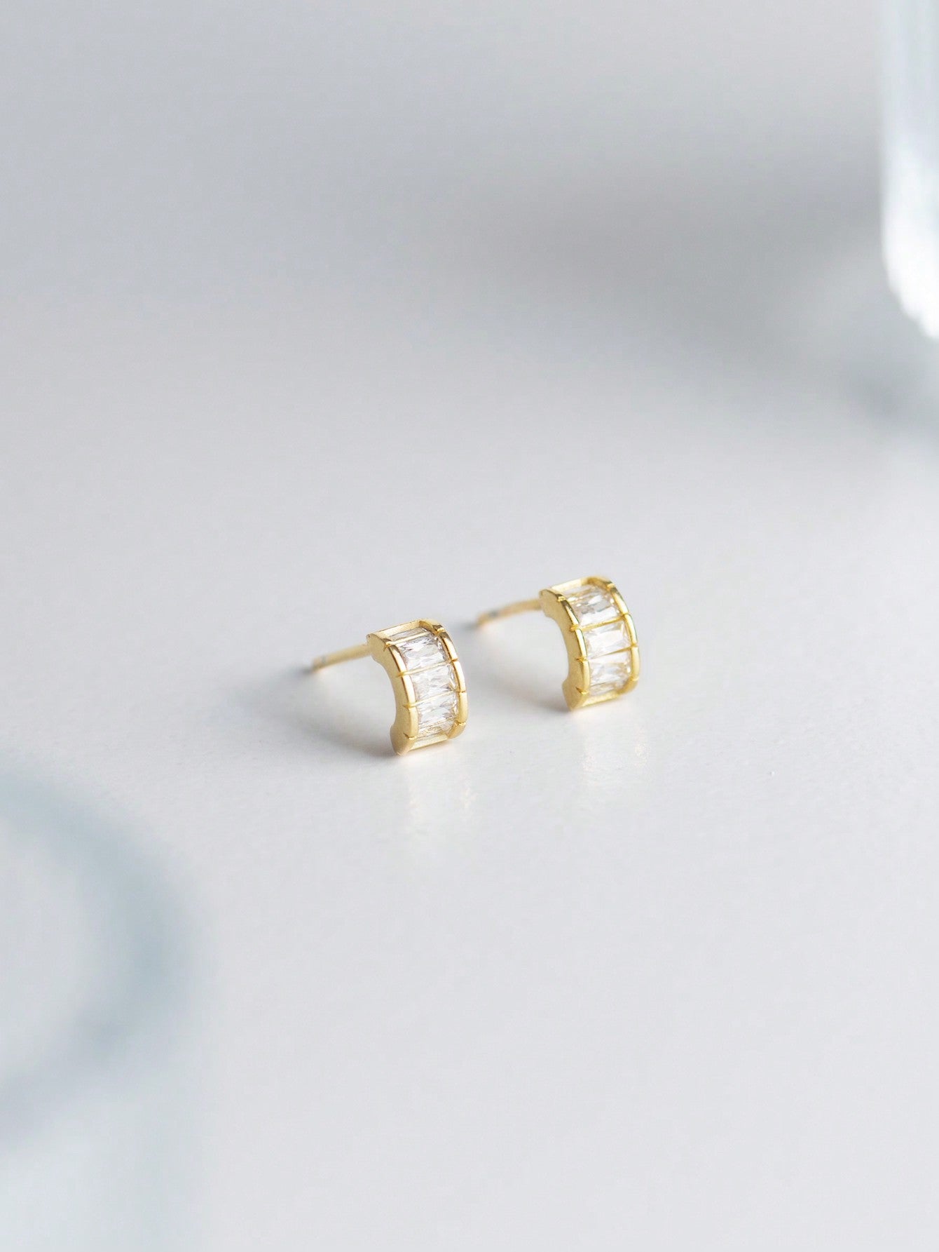 A pair of women's elegant and generous S925 silver earrings. Light luxury and fashionable, suitable for daily dating. - LEIDAI