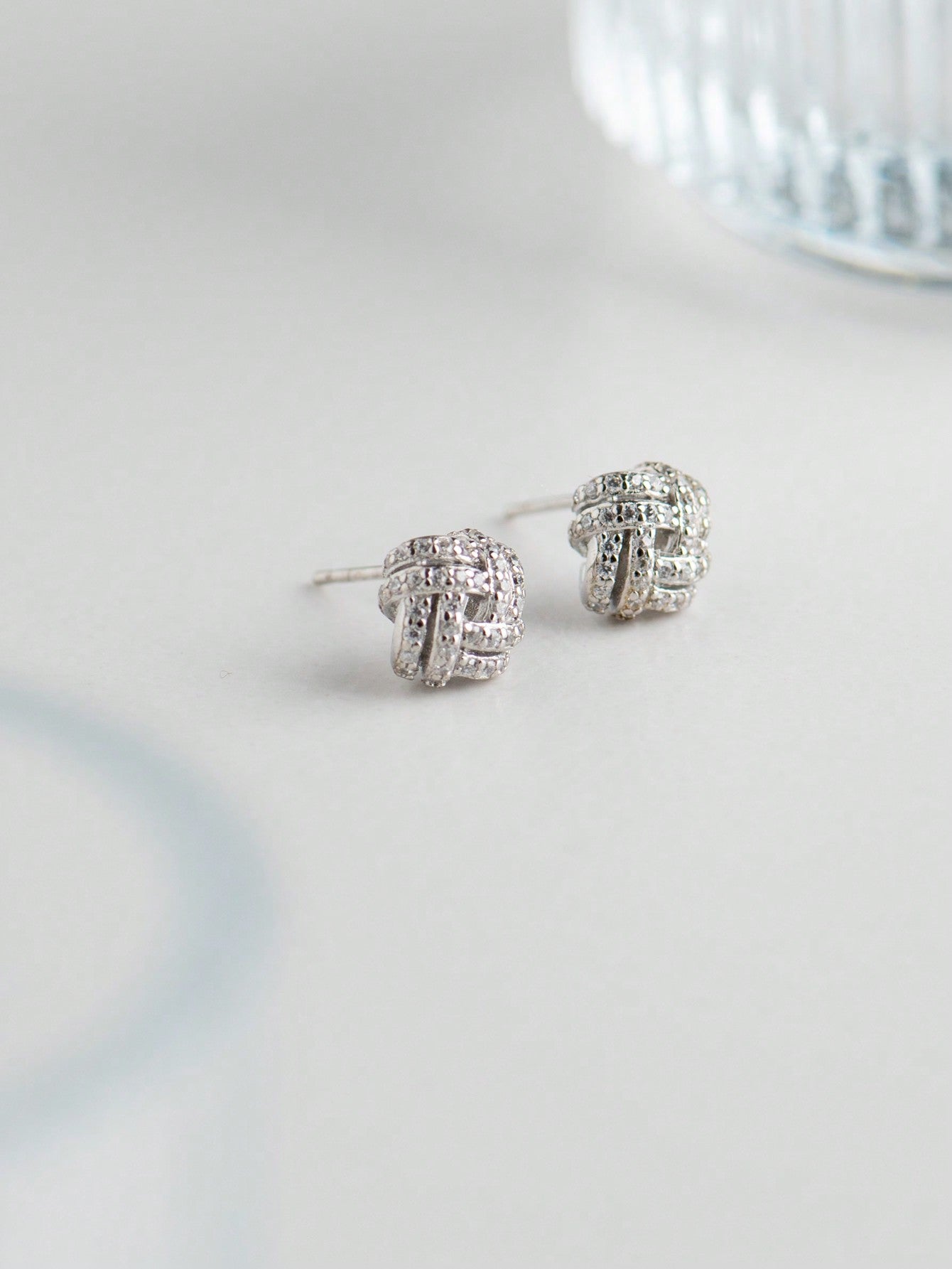 A pair of women's elegant and generous S925 silver earrings. Light luxury and fashionable, suitable for daily dating. - LEIDAI