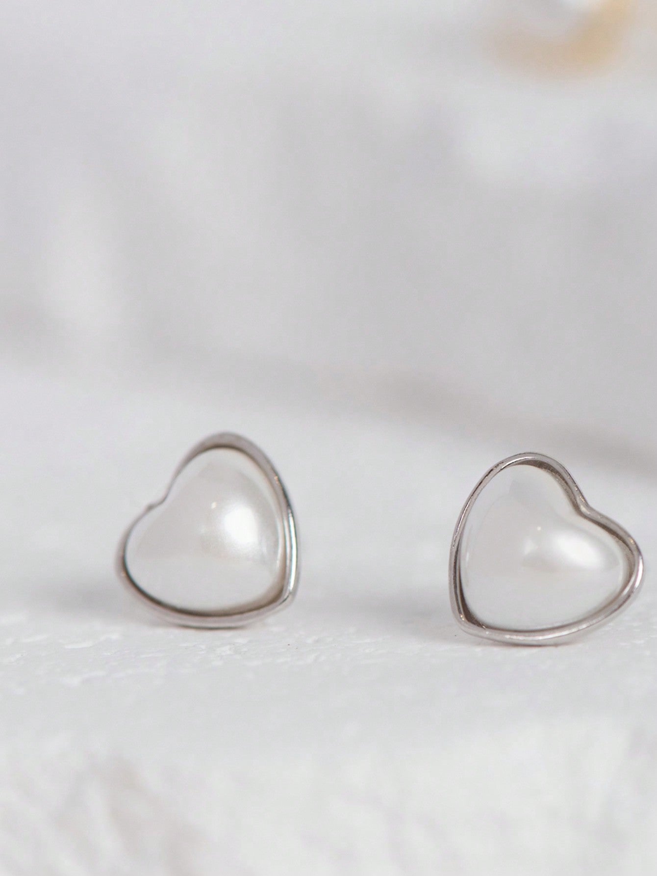A pair of women's simple and elegant S925 sterling silver heart - shaped stud earrings. Fashionable and suitable for daily commuting, dating and parties. - LEIDAI