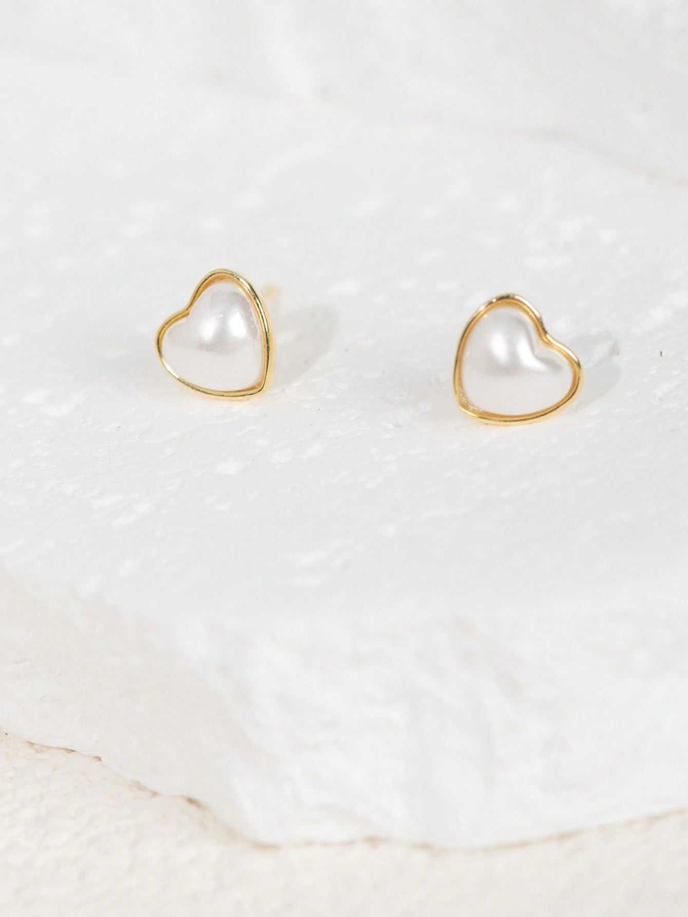 A pair of women's simple and elegant S925 sterling silver heart - shaped stud earrings. Fashionable and suitable for daily commuting, dating and parties. - LEIDAI