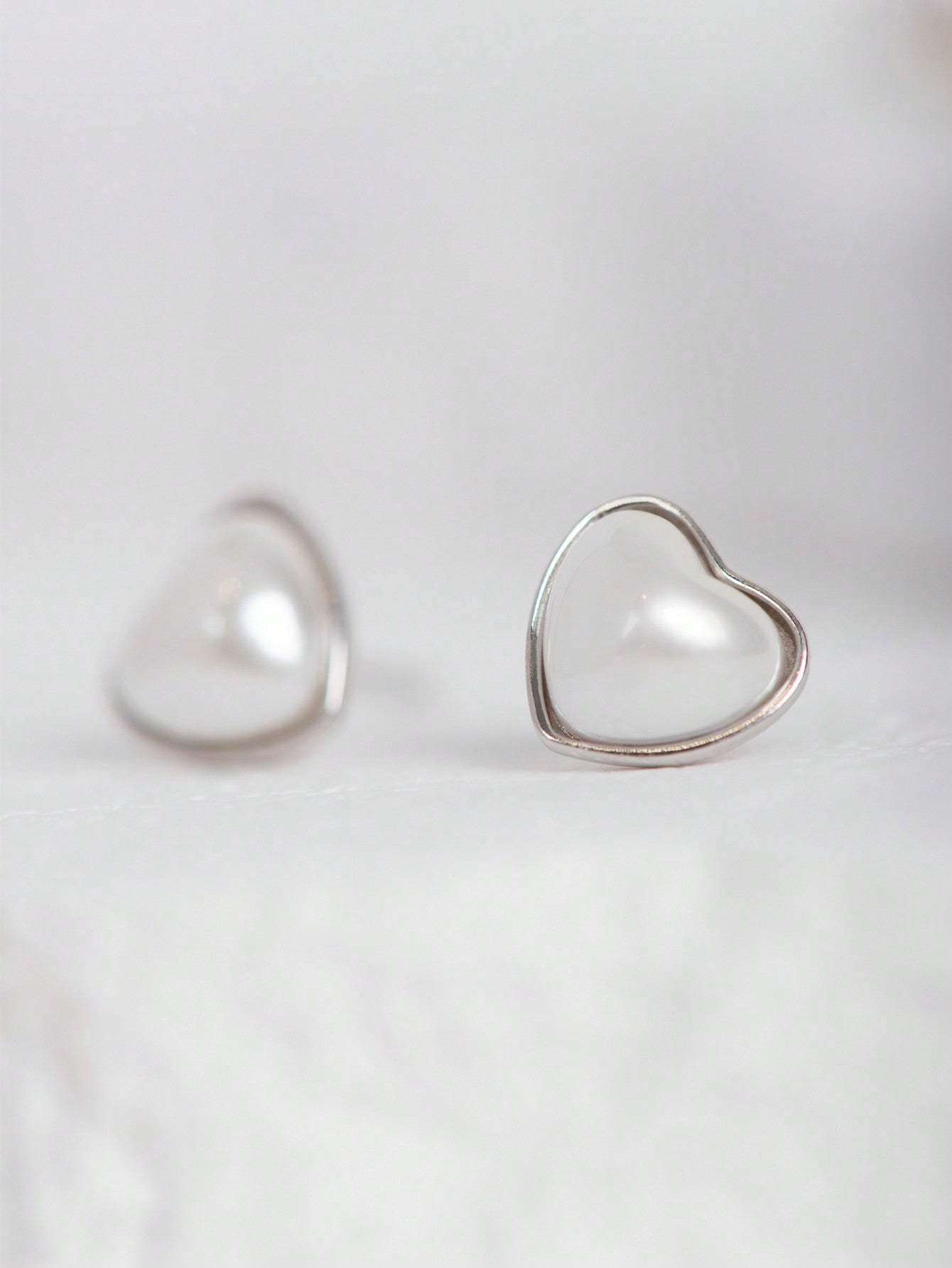 A pair of women's simple and elegant S925 sterling silver heart - shaped stud earrings. Fashionable and suitable for daily commuting, dating and parties. - LEIDAI