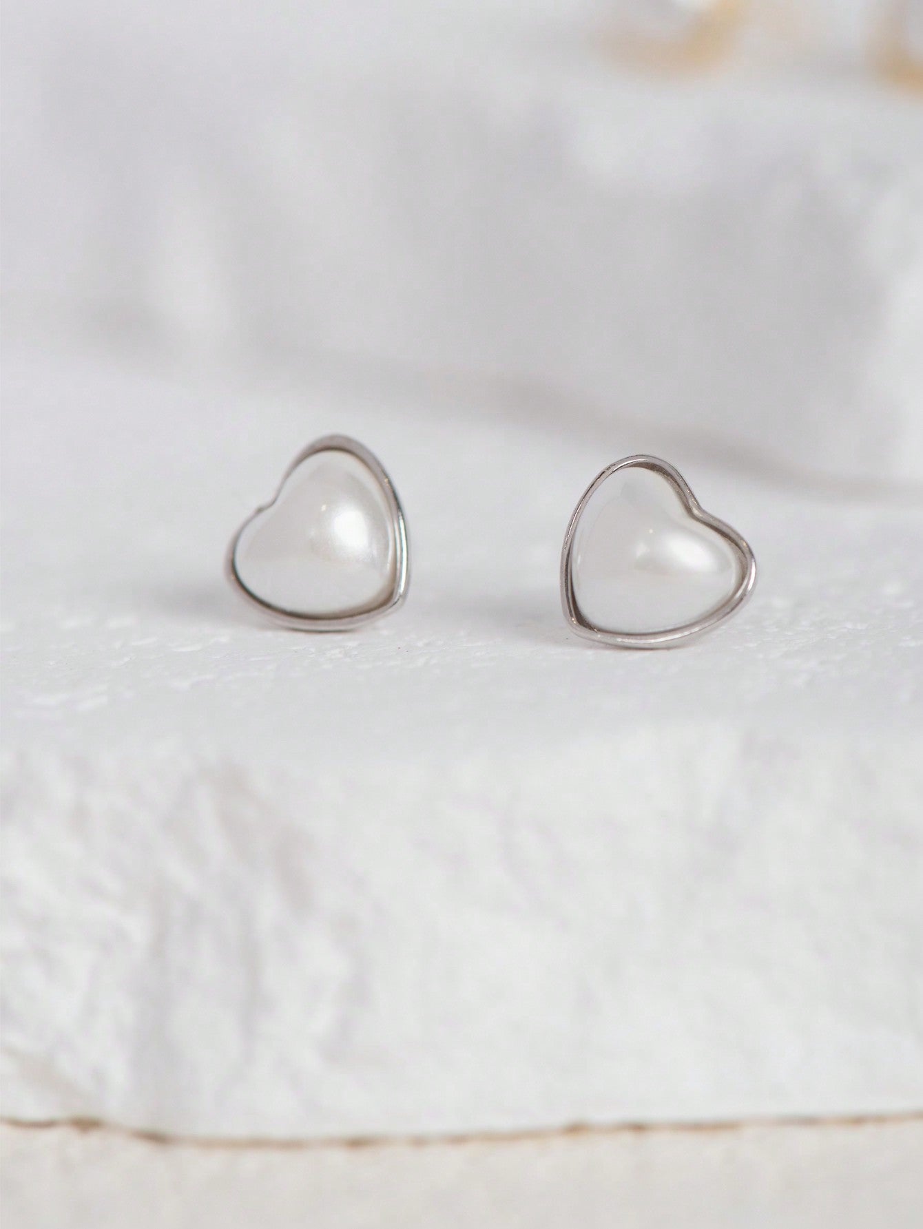 A pair of women's simple and elegant S925 sterling silver heart - shaped stud earrings. Fashionable and suitable for daily commuting, dating and parties. - LEIDAI