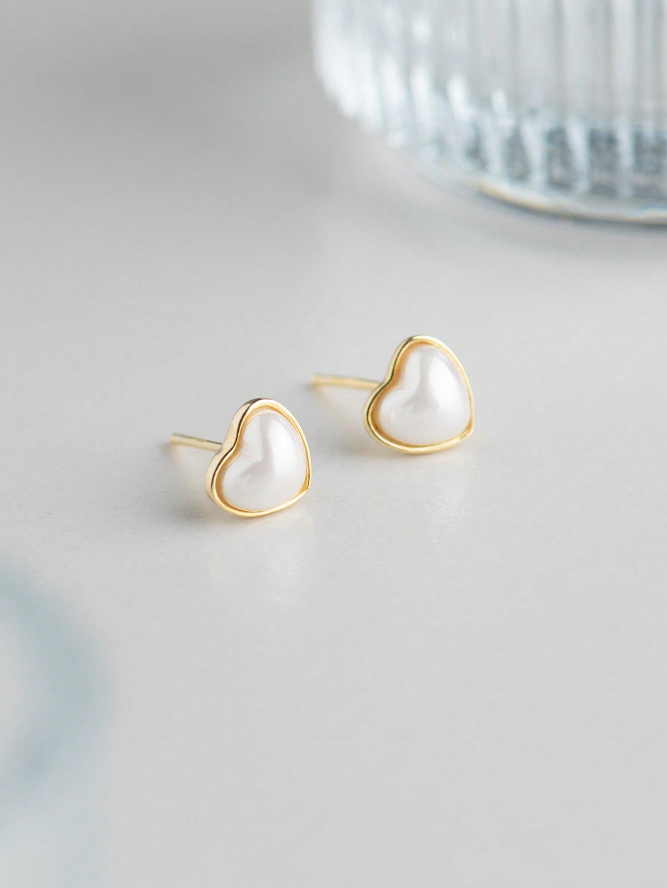 A pair of women's simple and elegant S925 sterling silver heart - shaped stud earrings. Fashionable and suitable for daily commuting, dating and parties. - LEIDAI