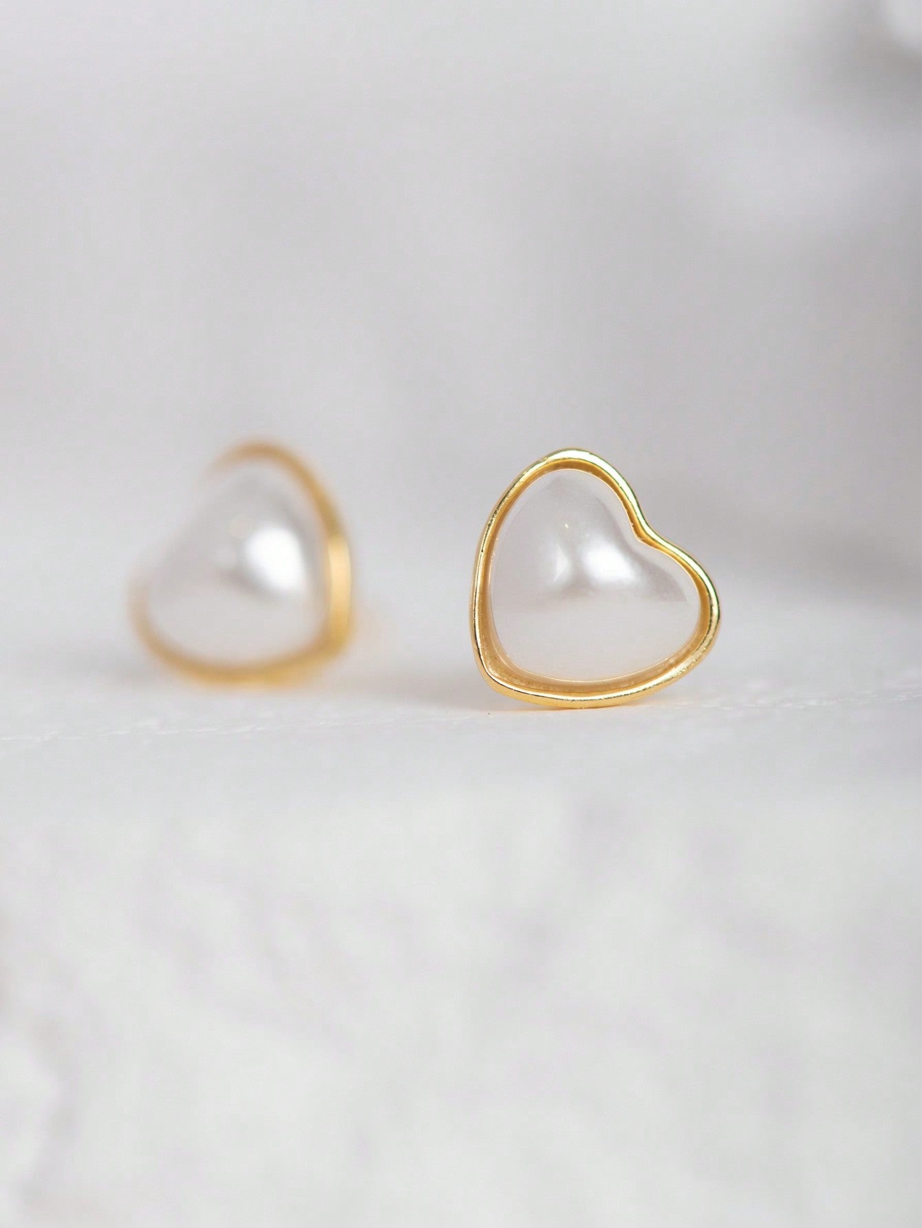 A pair of women's simple and elegant S925 sterling silver heart - shaped stud earrings. Fashionable and suitable for daily commuting, dating and parties. - LEIDAI