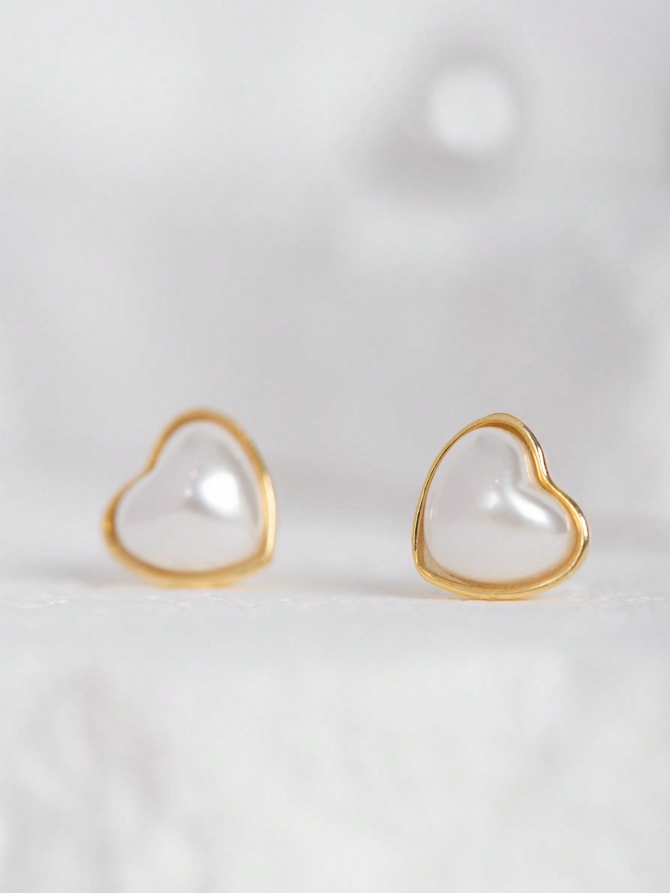 A pair of women's simple and elegant S925 sterling silver heart - shaped stud earrings. Fashionable and suitable for daily commuting, dating and parties. - LEIDAI
