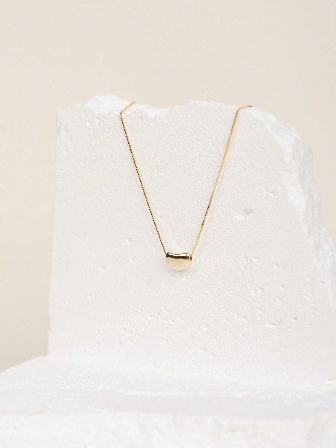 A women's retro light luxury S925 silver acacia bean clavicle necklace. Simple and elegant, suitable for commuting, dating and parties. - LEIDAI
