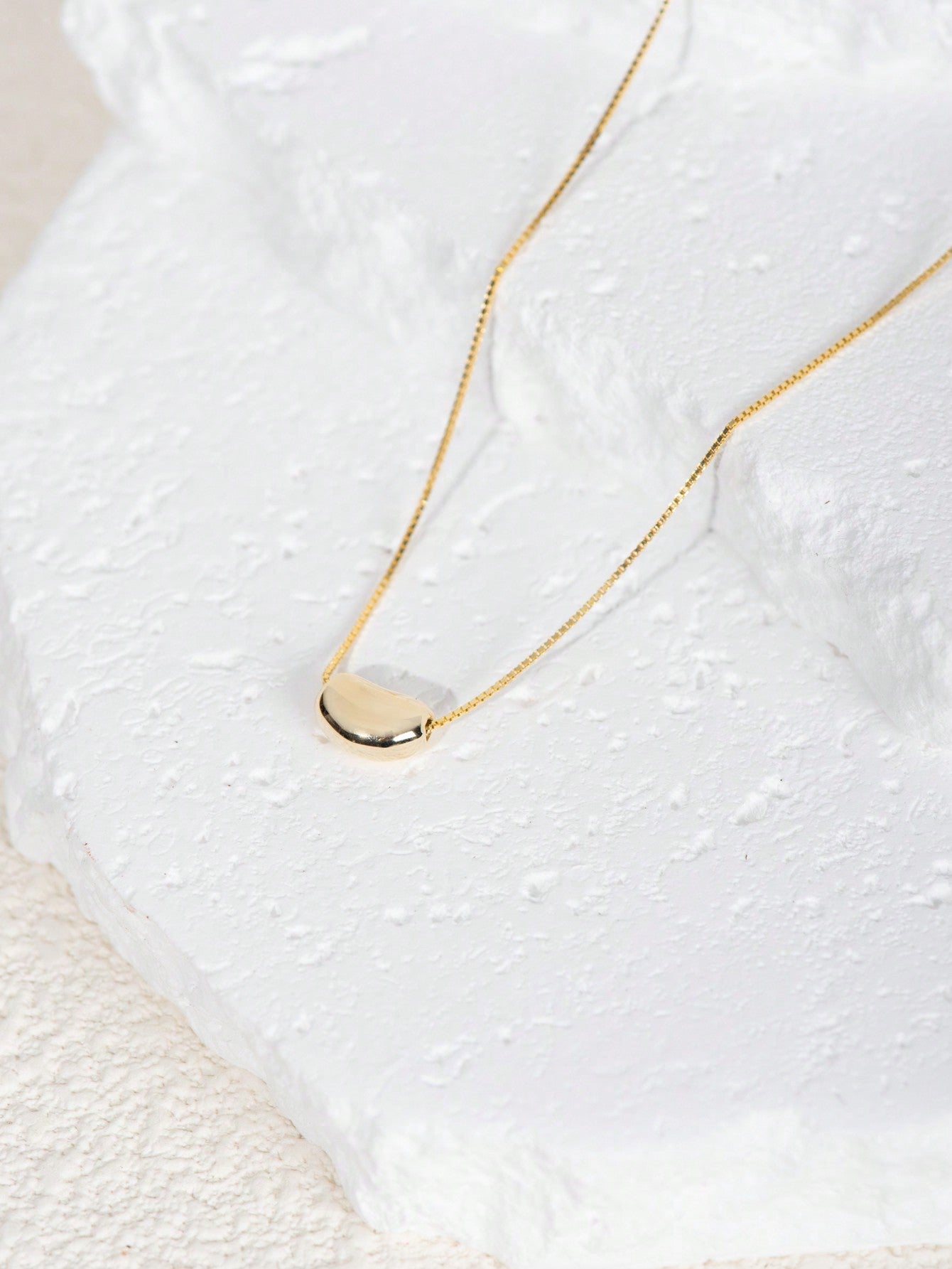 A women's retro light luxury S925 silver acacia bean clavicle necklace. Simple and elegant, suitable for commuting, dating and parties. - LEIDAI