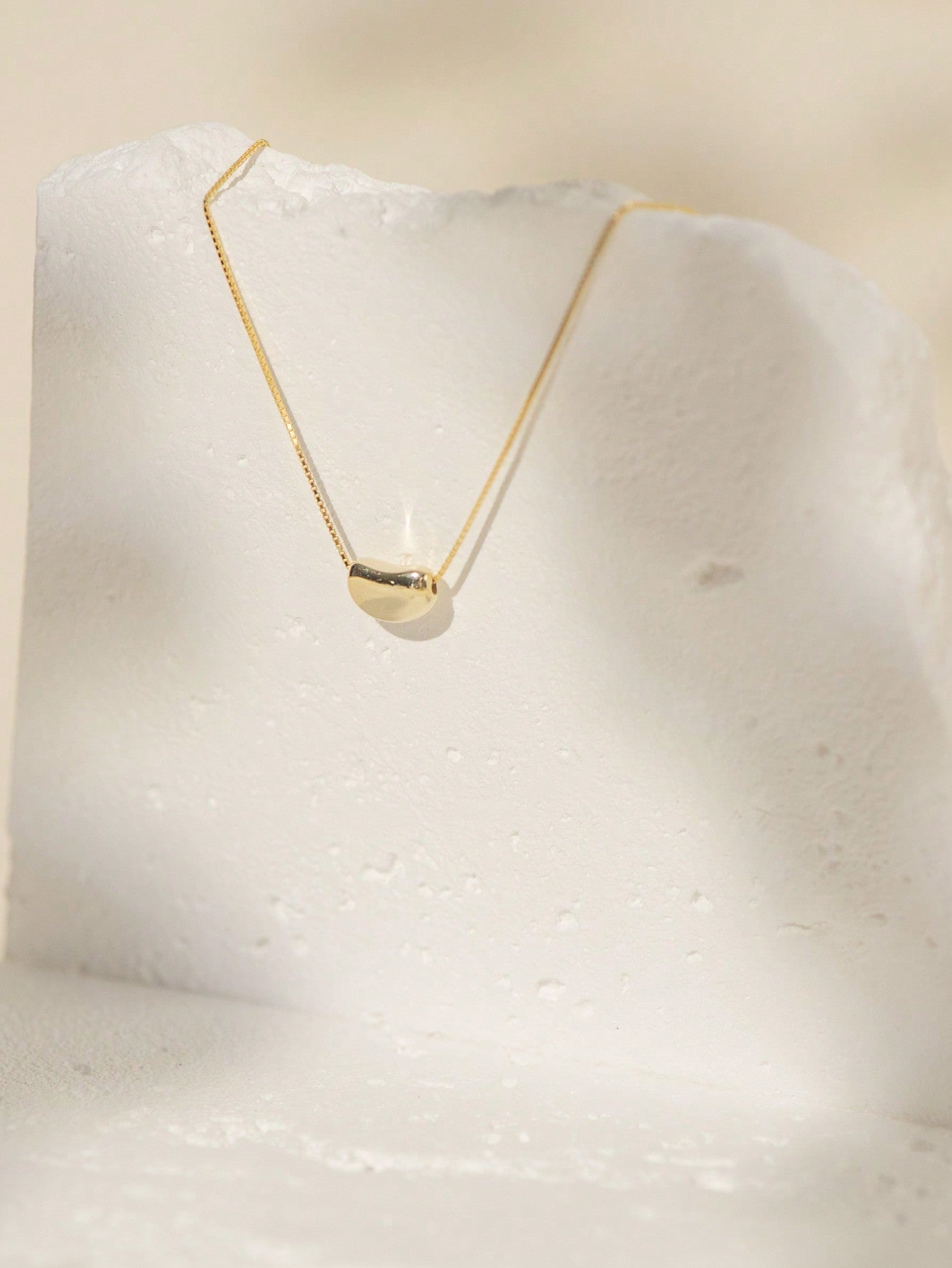 A women's retro light luxury S925 silver acacia bean clavicle necklace. Simple and elegant, suitable for commuting, dating and parties. - LEIDAI