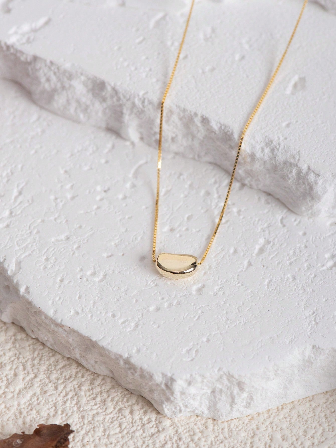 A women's retro light luxury S925 silver acacia bean clavicle necklace. Simple and elegant, suitable for commuting, dating and parties. - LEIDAI