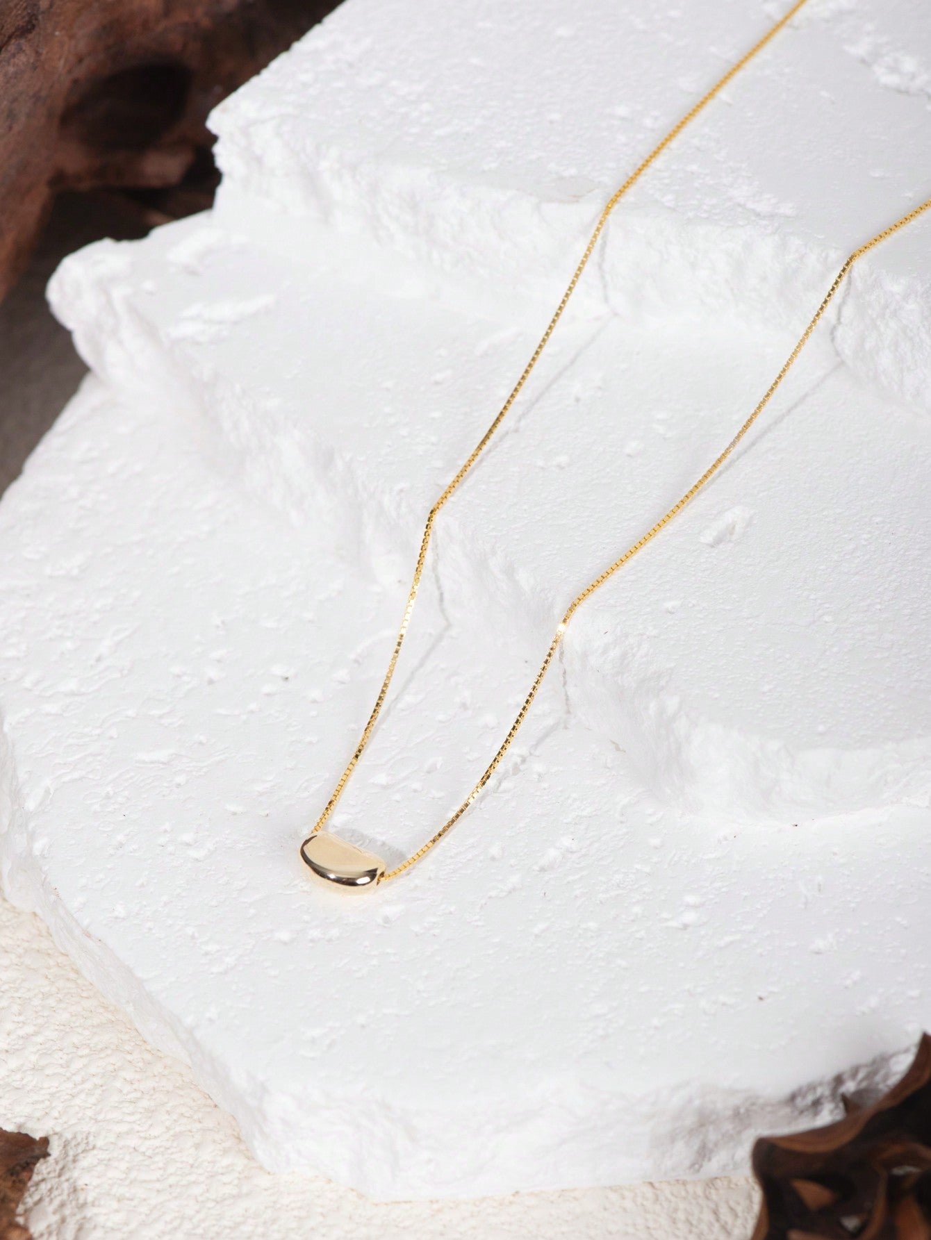 A women's retro light luxury S925 silver acacia bean clavicle necklace. Simple and elegant, suitable for commuting, dating and parties. - LEIDAI