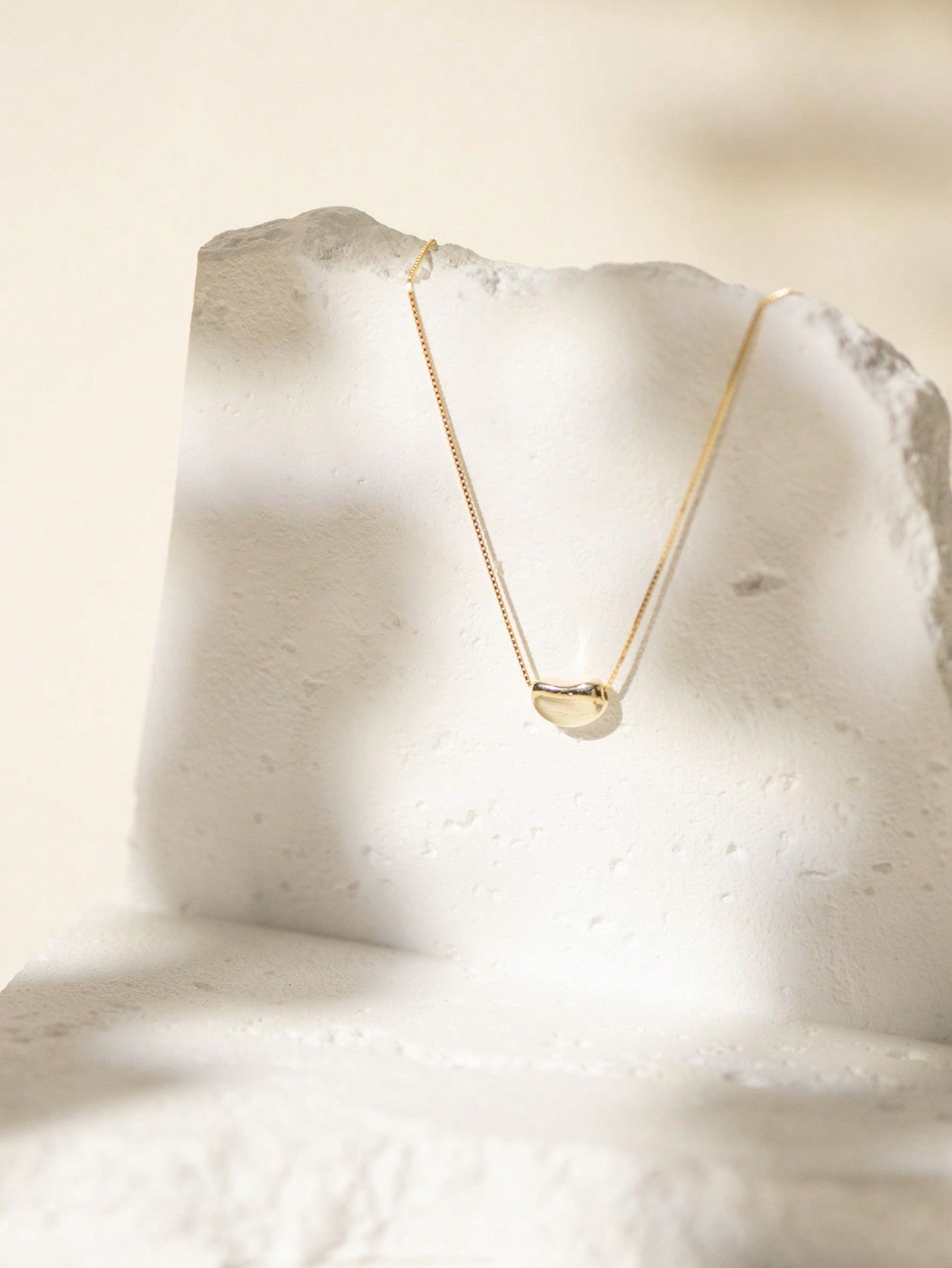 A women's retro light luxury S925 silver acacia bean clavicle necklace. Simple and elegant, suitable for commuting, dating and parties. - LEIDAI