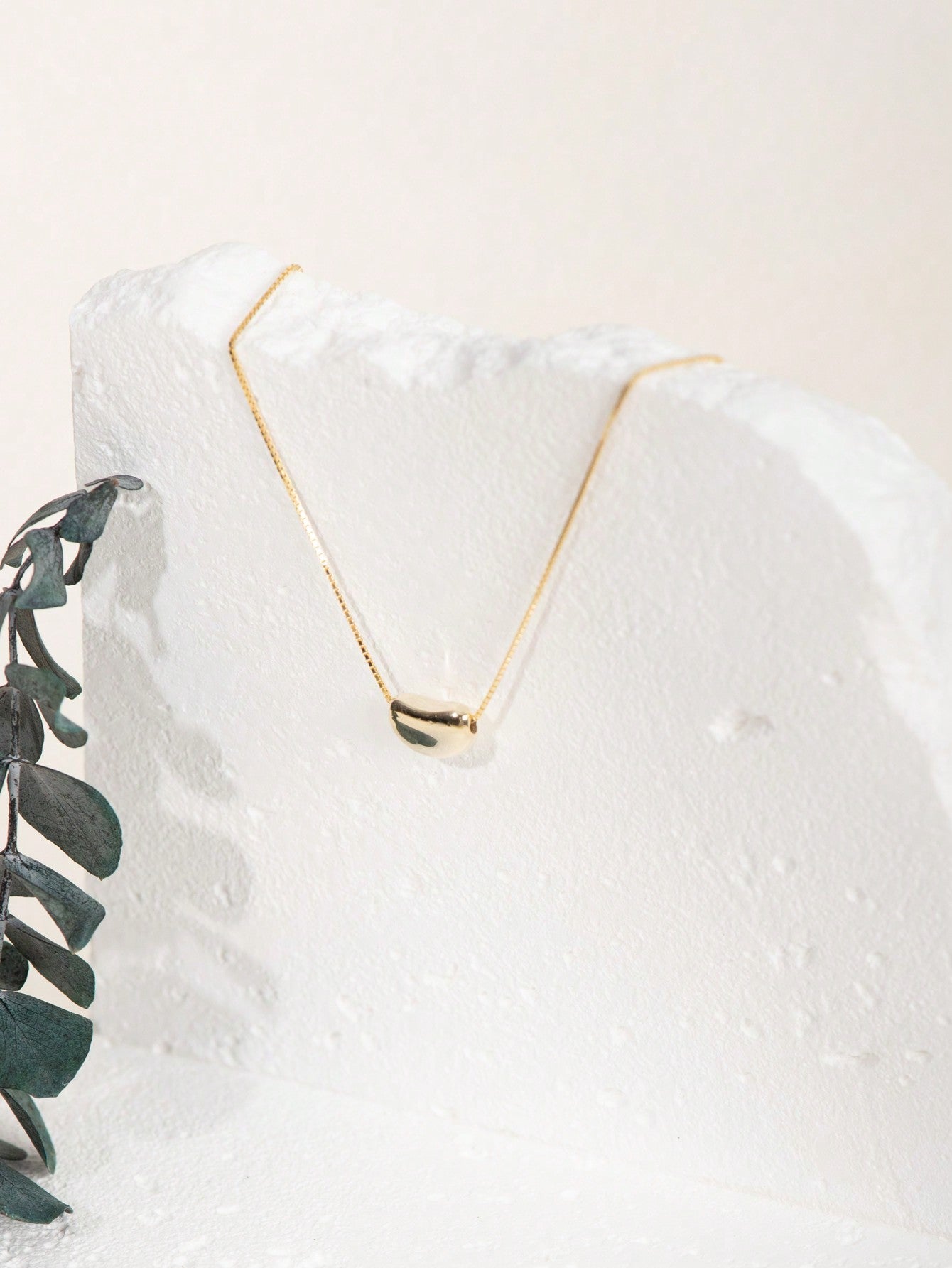 A women's retro light luxury S925 silver acacia bean clavicle necklace. Simple and elegant, suitable for commuting, dating and parties. - LEIDAI