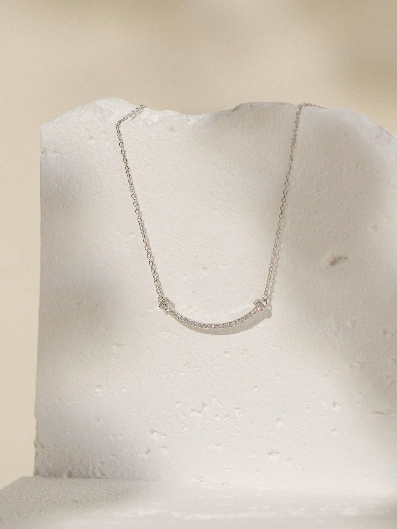 A women's S925 silver zirconia micro - inlaid high - end clavicle chain with fashionable design sense. Suitable for daily commuting and dating. - LEIDAI