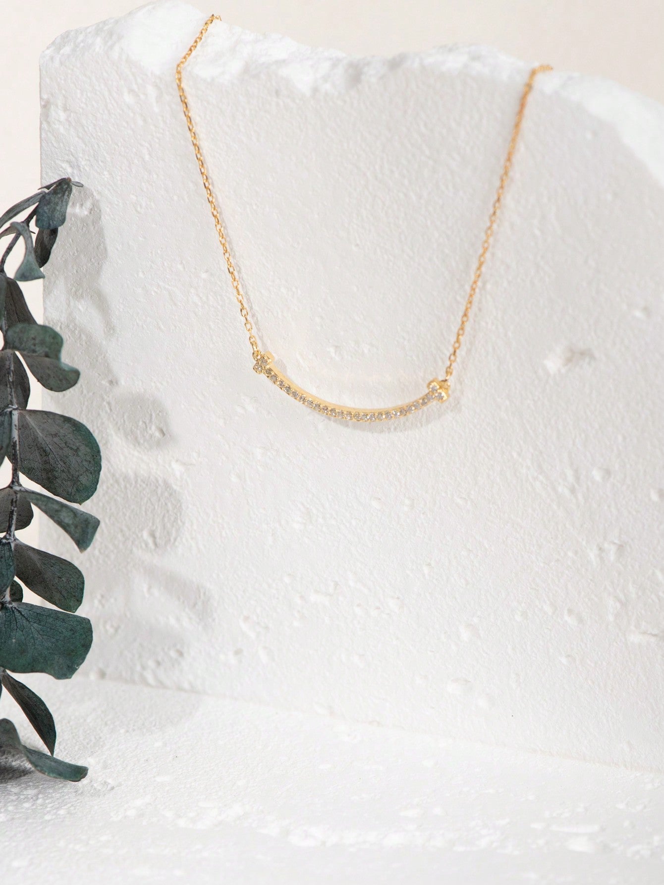 A women's S925 silver zirconia micro - inlaid high - end clavicle chain with fashionable design sense. Suitable for daily commuting and dating. - LEIDAI