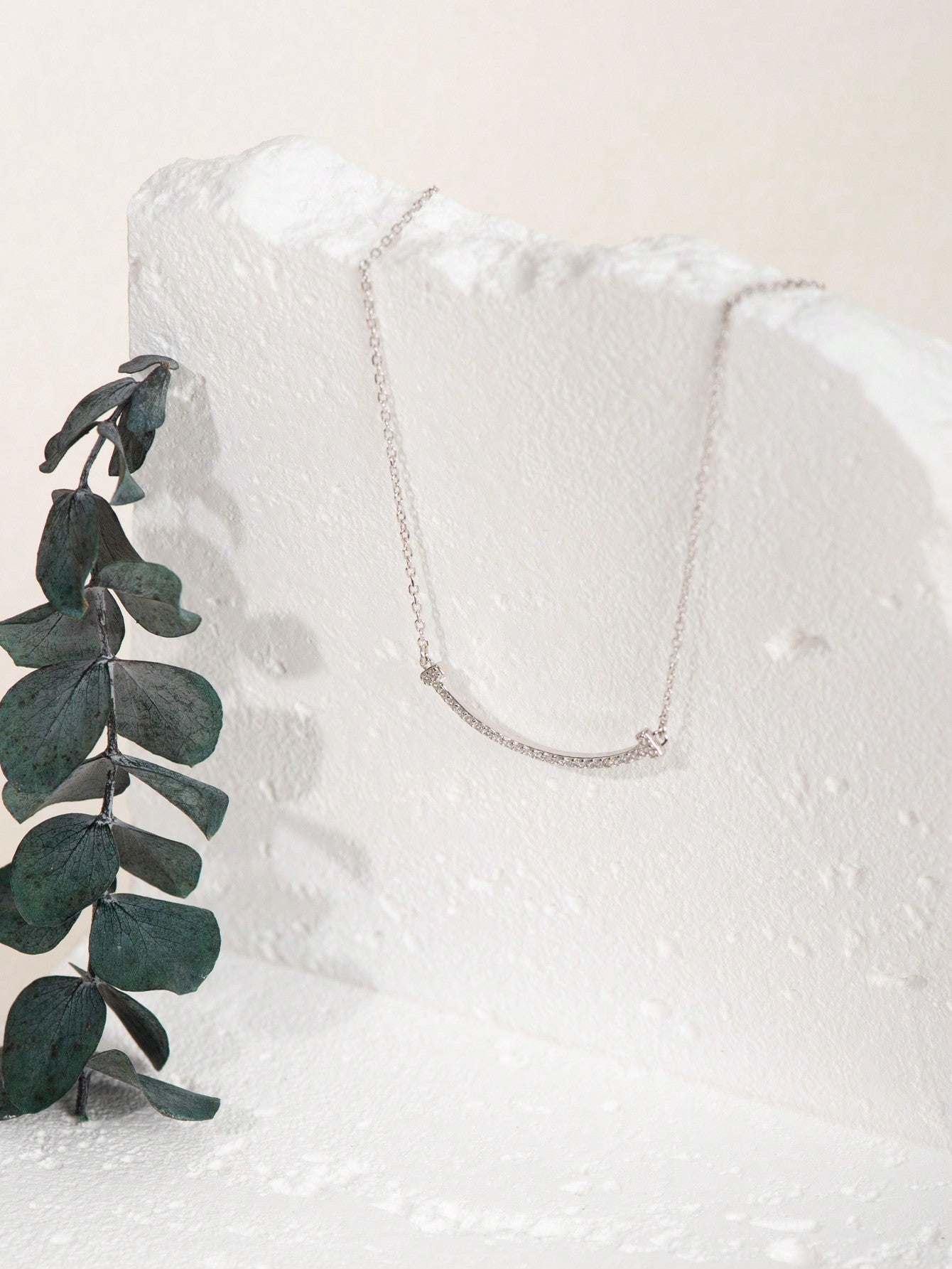 A women's S925 silver zirconia micro - inlaid high - end clavicle chain with fashionable design sense. Suitable for daily commuting and dating. - LEIDAI