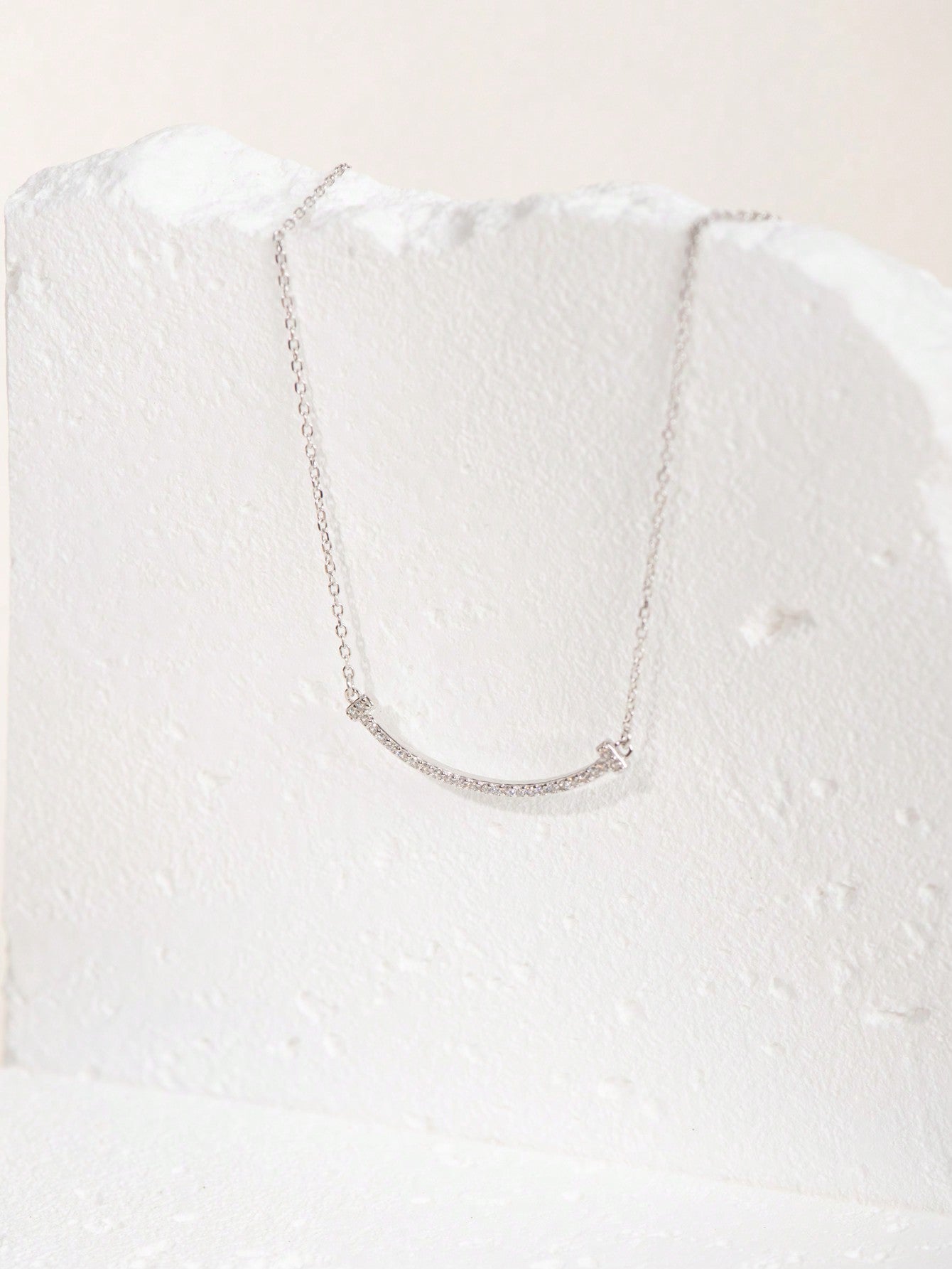 A women's S925 silver zirconia micro - inlaid high - end clavicle chain with fashionable design sense. Suitable for daily commuting and dating. - LEIDAI