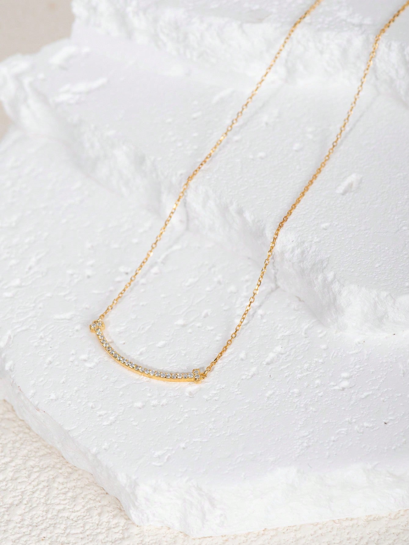 A women's S925 silver zirconia micro - inlaid high - end clavicle chain with fashionable design sense. Suitable for daily commuting and dating. - LEIDAI