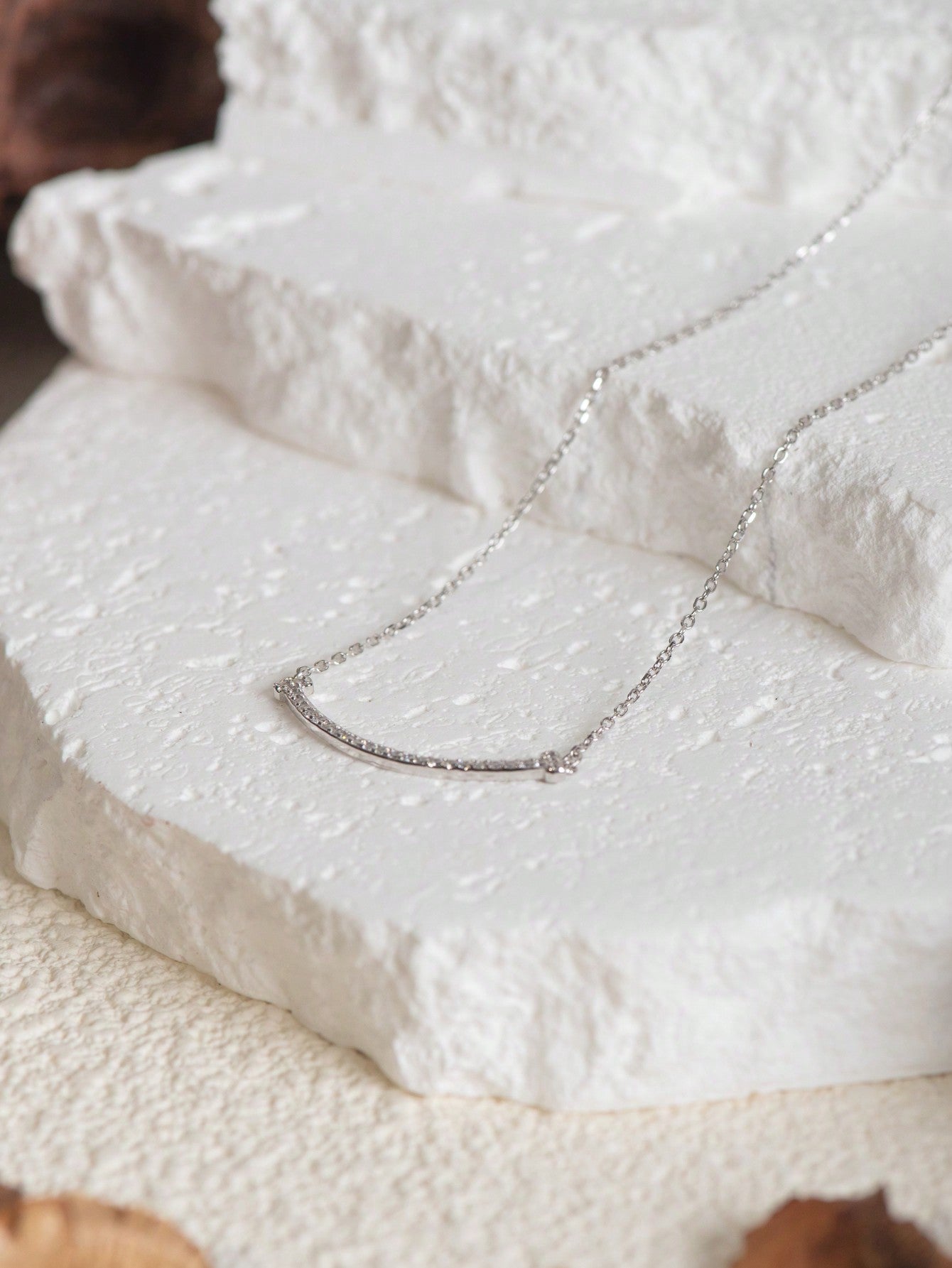 A women's S925 silver zirconia micro - inlaid high - end clavicle chain with fashionable design sense. Suitable for daily commuting and dating. - LEIDAI