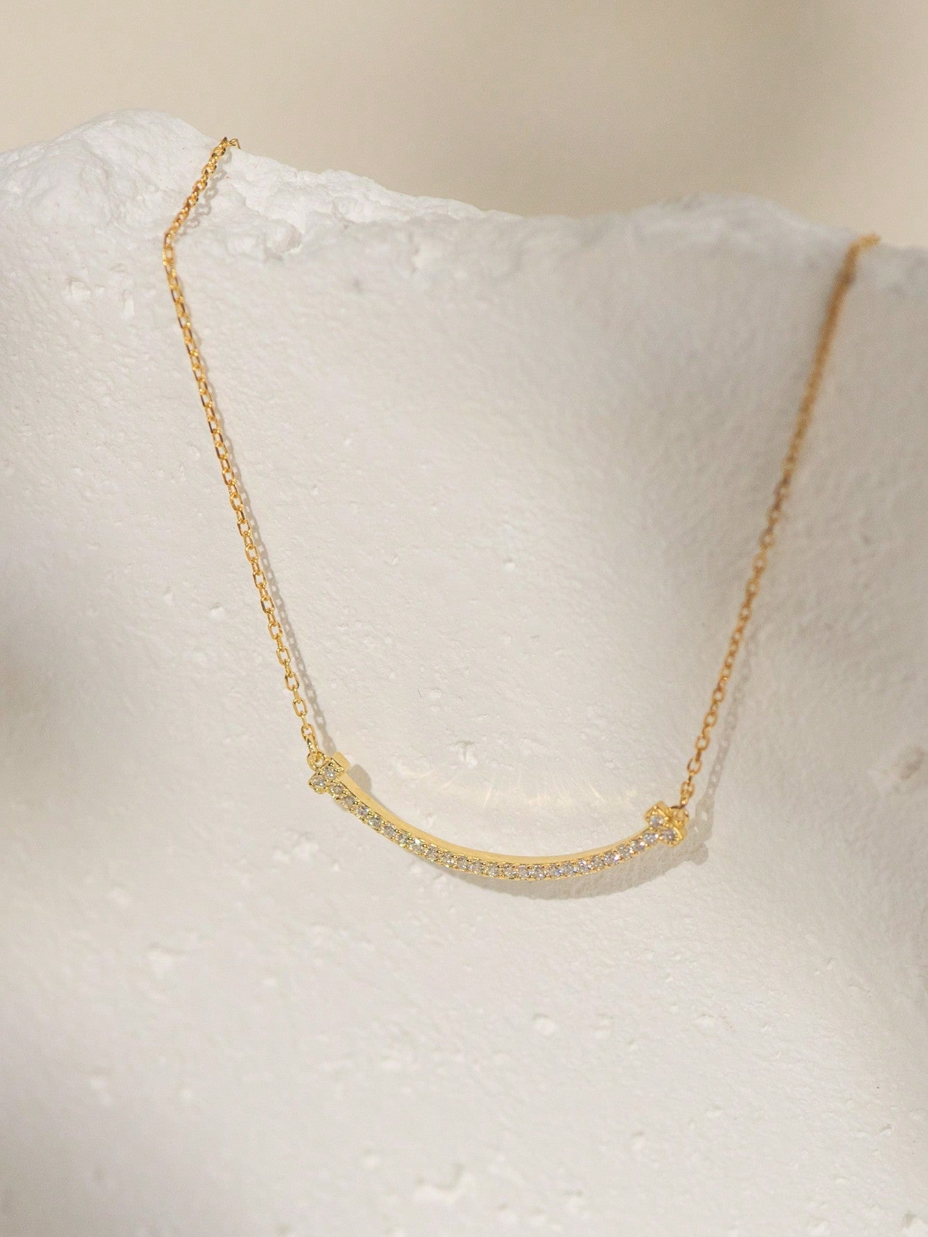A women's S925 silver zirconia micro - inlaid high - end clavicle chain with fashionable design sense. Suitable for daily commuting and dating. - LEIDAI