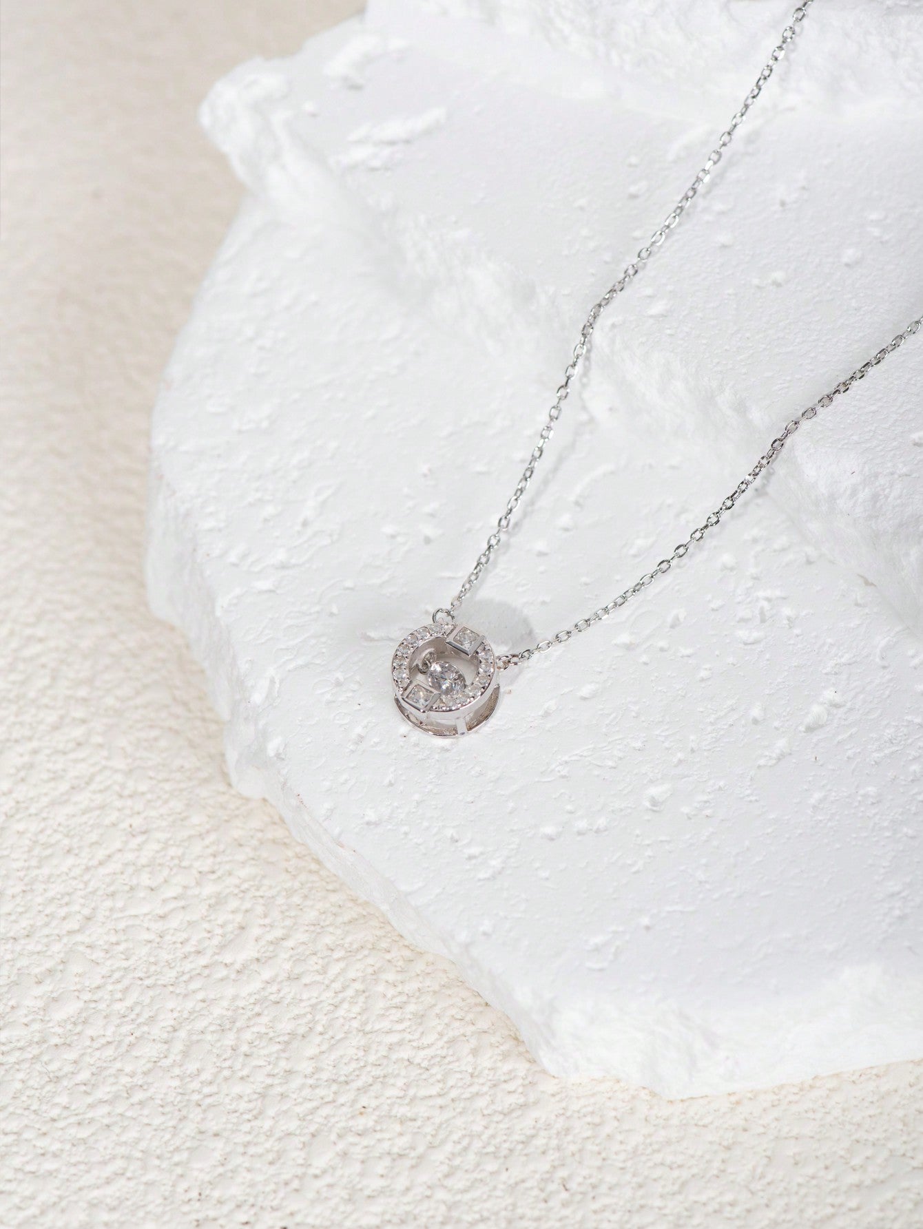 An elegant and light luxury S925 silver round pendant necklace. Fashionable and simple, suitable for dating, parties and commuting. - LEIDAI