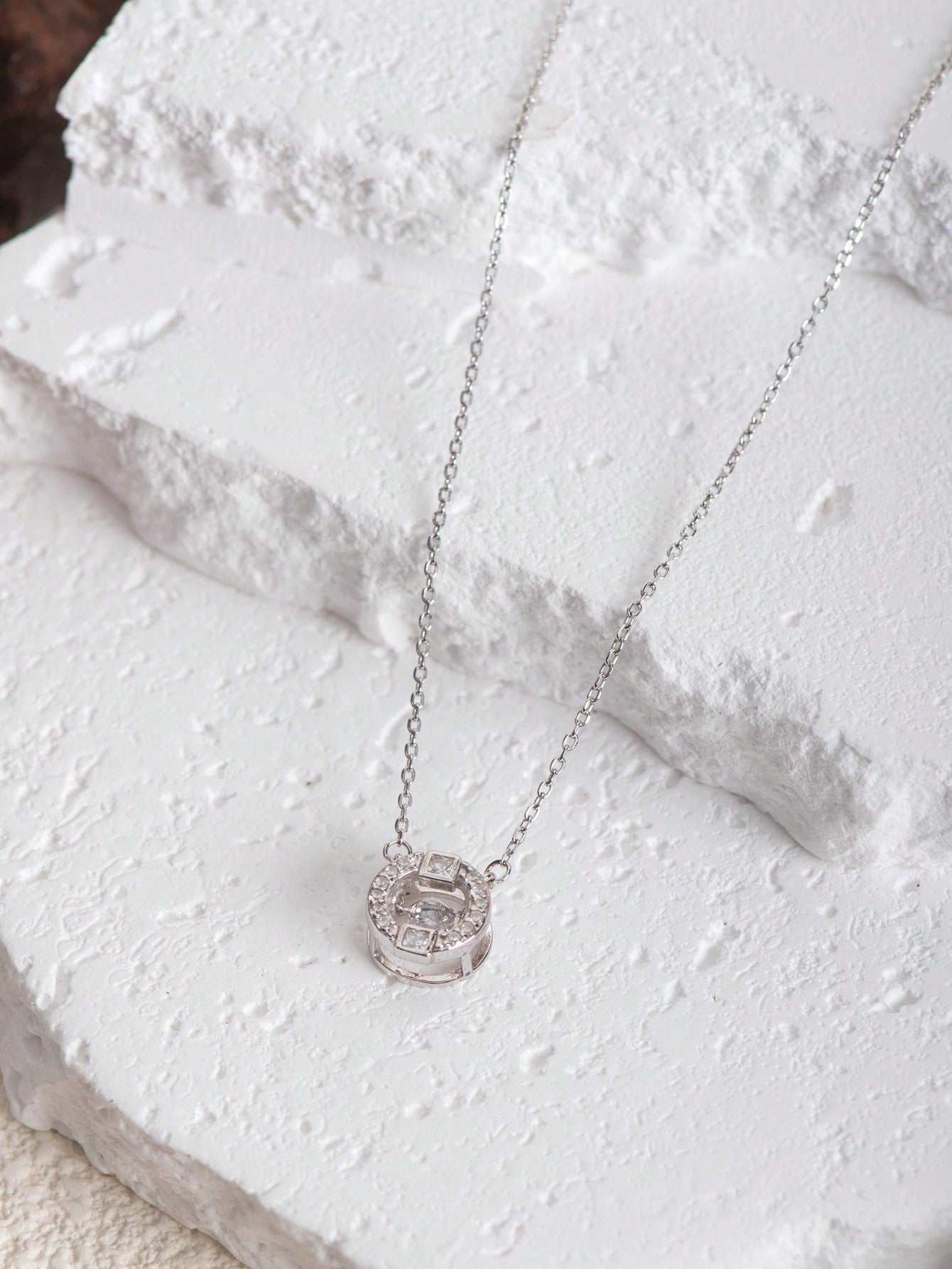 An elegant and light luxury S925 silver round pendant necklace. Fashionable and simple, suitable for dating, parties and commuting. - LEIDAI