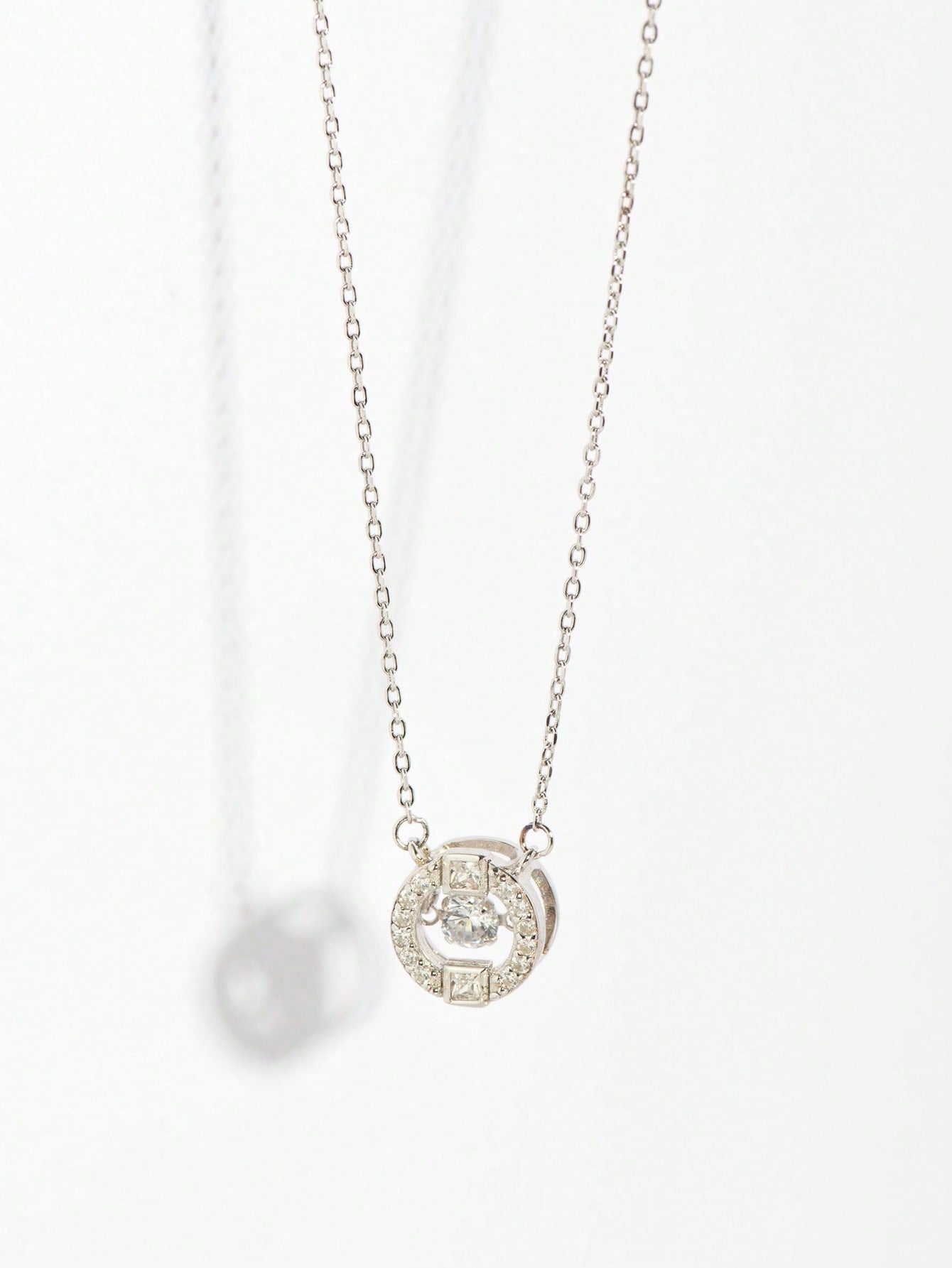 An elegant and light luxury S925 silver round pendant necklace. Fashionable and simple, suitable for dating, parties and commuting. - LEIDAI