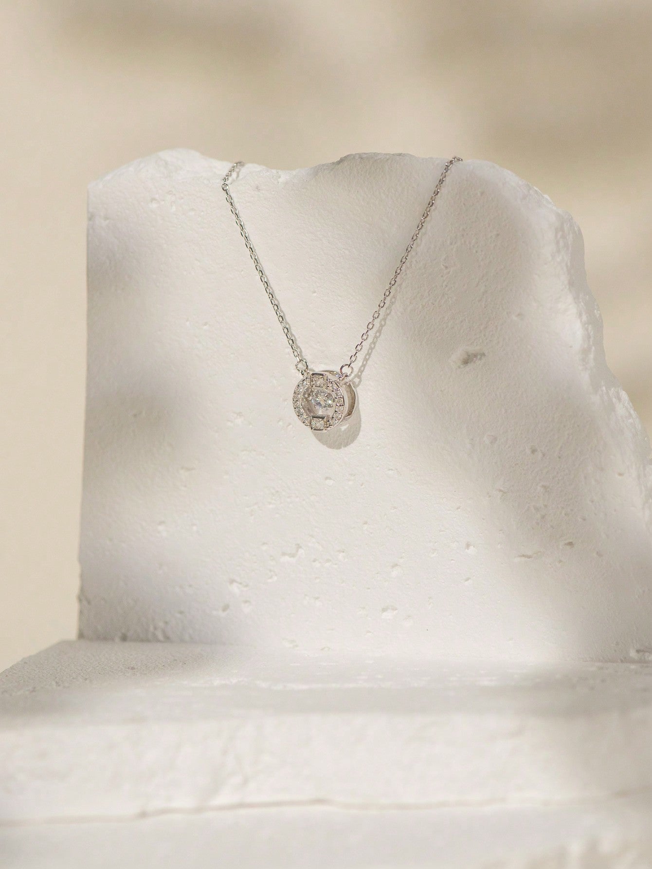 An elegant and light luxury S925 silver round pendant necklace. Fashionable and simple, suitable for dating, parties and commuting. - LEIDAI