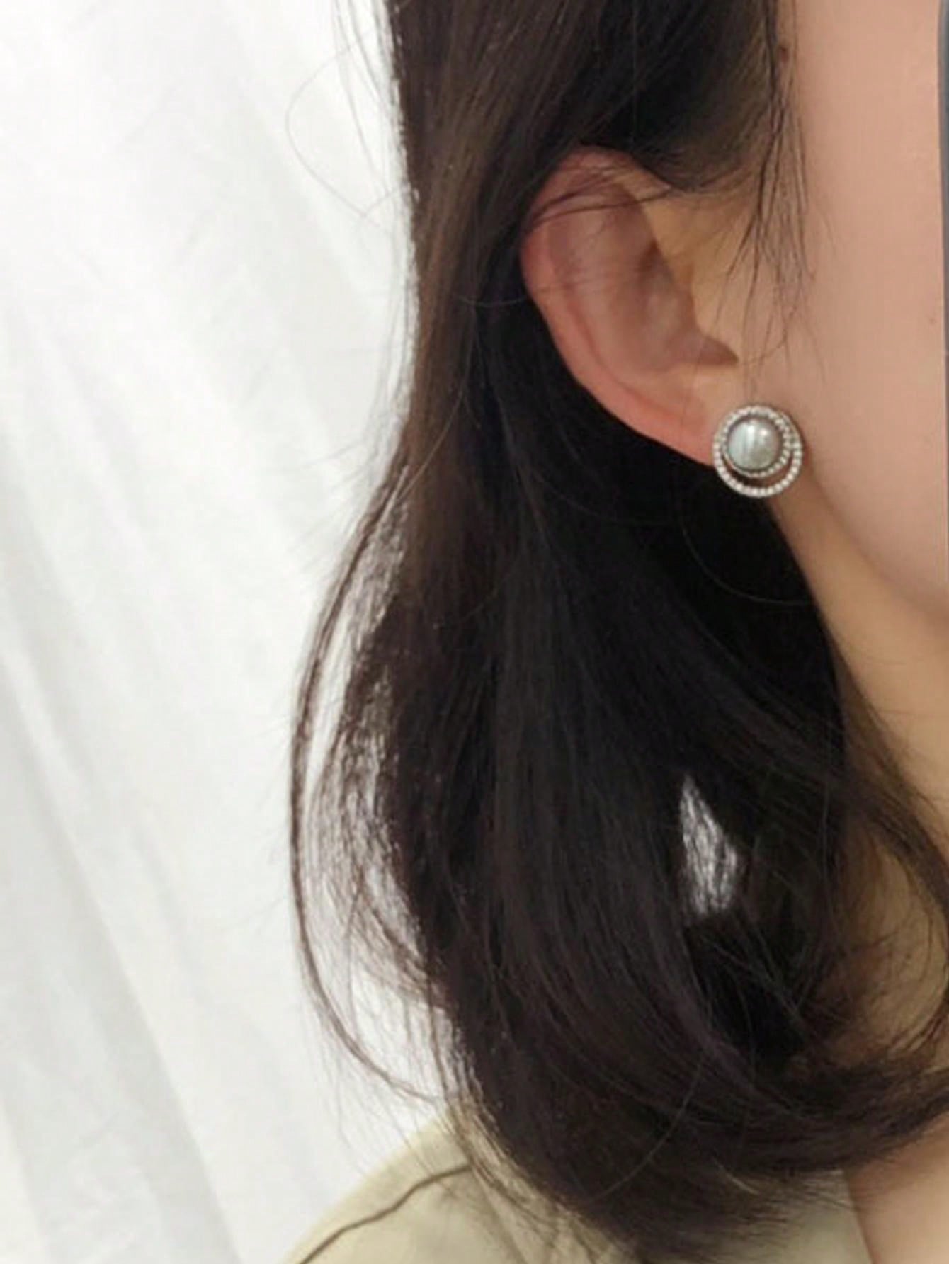 LEIDAI A pair of ladies' elegant vintage sterling silver round stud earrings are simple and stylish for commuting dates - LEIDAI