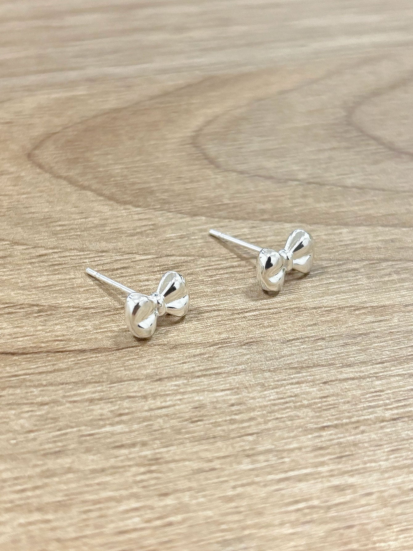 LEIDAI A pair of women's delicate bow 925 sterling silver stud earrings are stylish and simple for everyday commute wear - LEIDAI