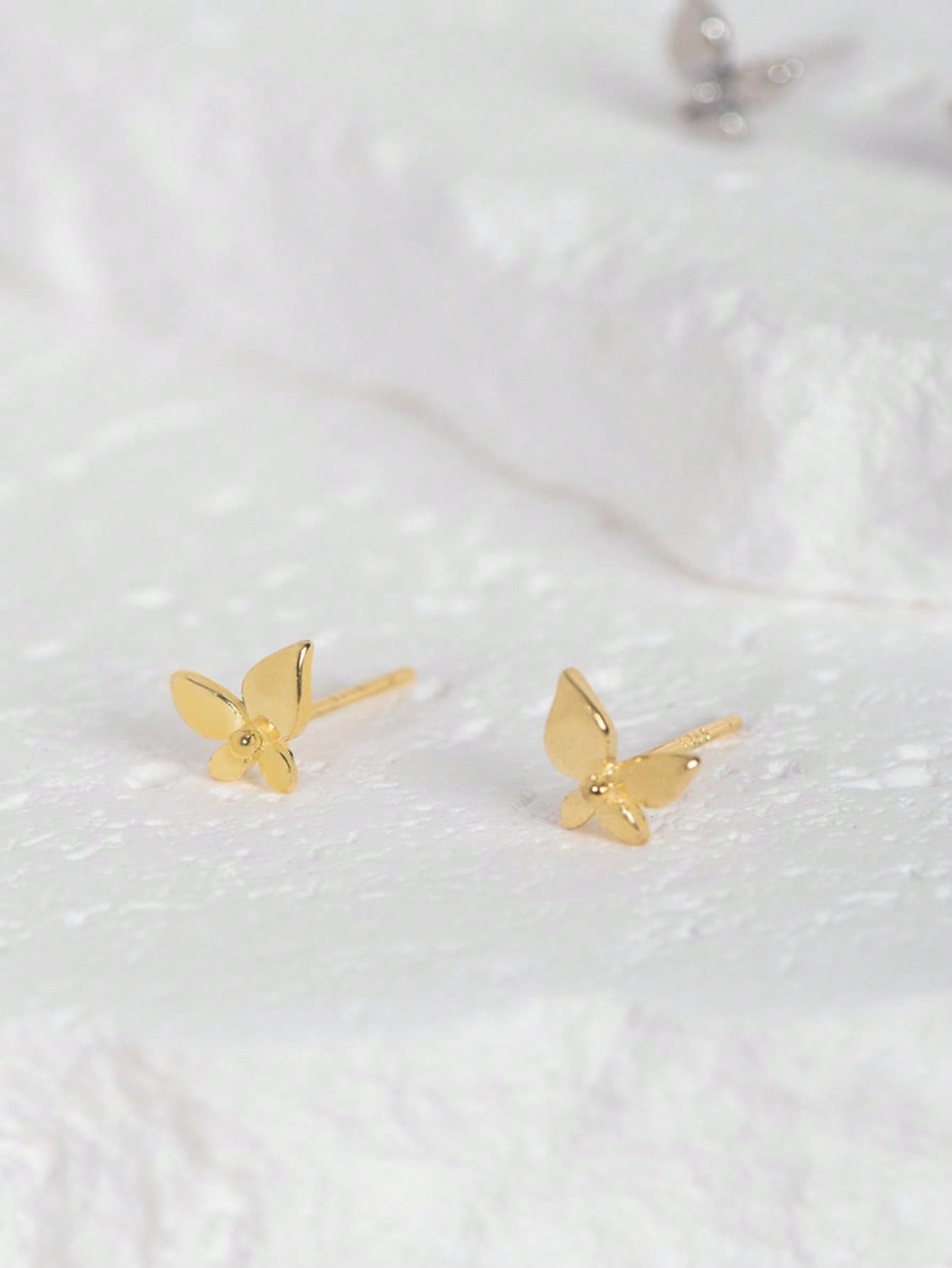 A pair of fashionable and light luxury silver flower - shaped stud earrings for ladies. Classic and suitable for daily commuting. - LEIDAI