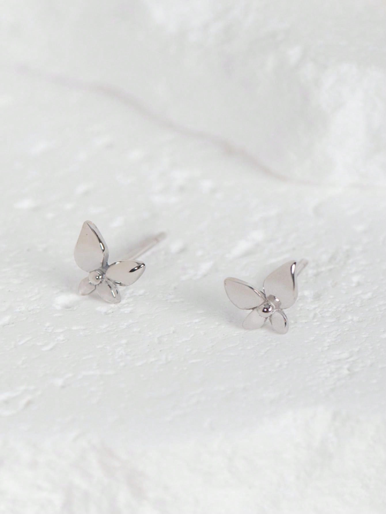 A pair of fashionable and light luxury silver flower - shaped stud earrings for ladies. Classic and suitable for daily commuting. - LEIDAI