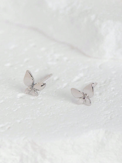 A pair of fashionable and light luxury silver flower - shaped stud earrings for ladies. Classic and suitable for daily commuting. - LEIDAI