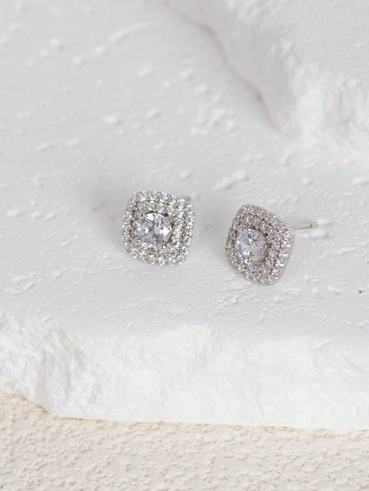 A pair of ladies' sterling silver four - prong square single diamond stud earrings. Elegant, simple and fashionable, suitable for dating and commuting. - LEIDAI