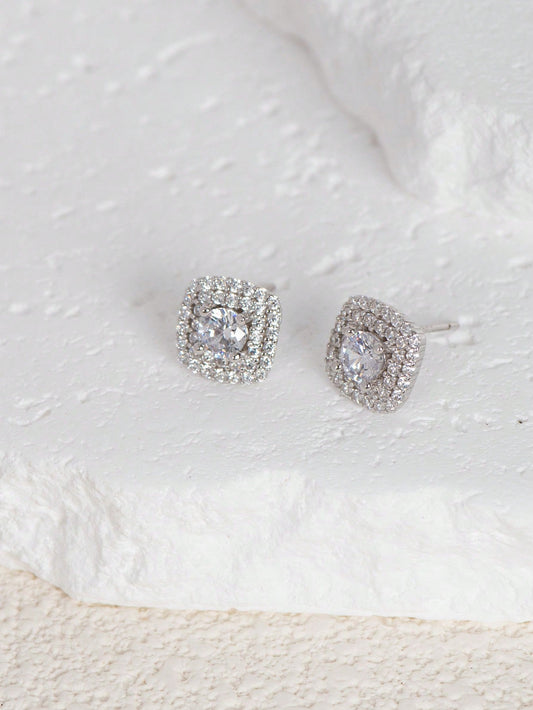 A pair of ladies' sterling silver four - prong square single diamond stud earrings. Elegant, simple and fashionable, suitable for dating and commuting. - LEIDAI
