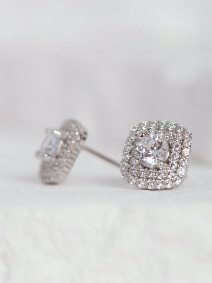A pair of ladies' sterling silver four - prong square single diamond stud earrings. Elegant, simple and fashionable, suitable for dating and commuting. - LEIDAI