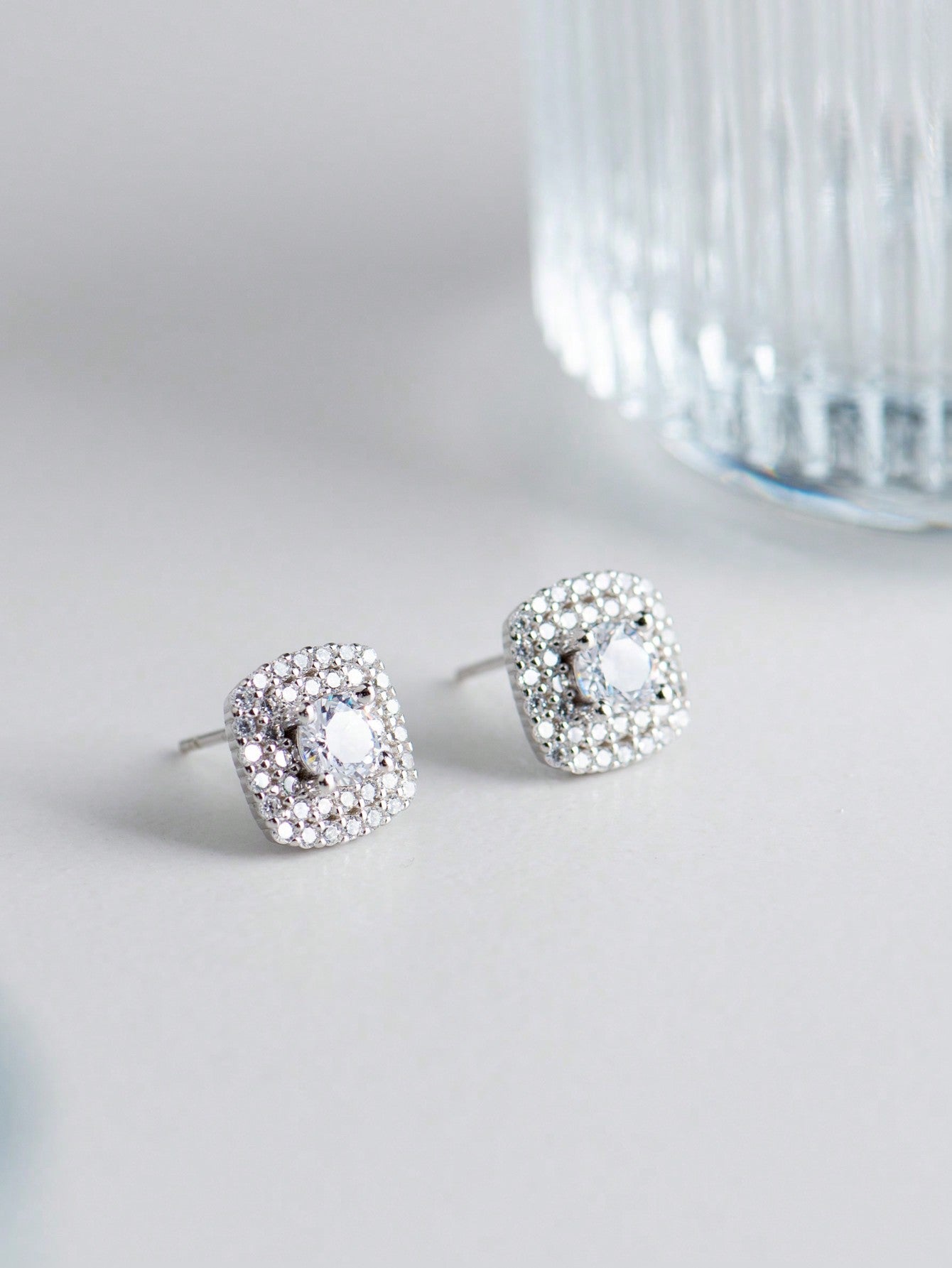 A pair of ladies' sterling silver four - prong square single diamond stud earrings. Elegant, simple and fashionable, suitable for dating and commuting. - LEIDAI
