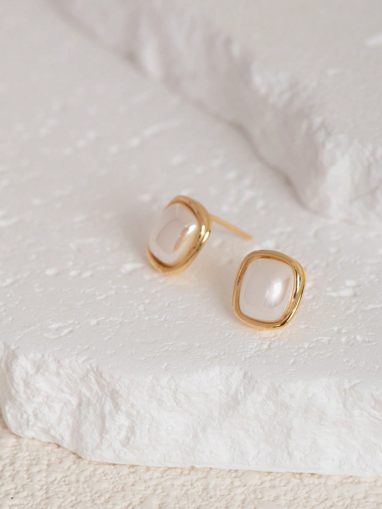 A pair of women's elegant and generous S925 silver earrings. Light luxury and fashionable, suitable for daily dating. - LEIDAI