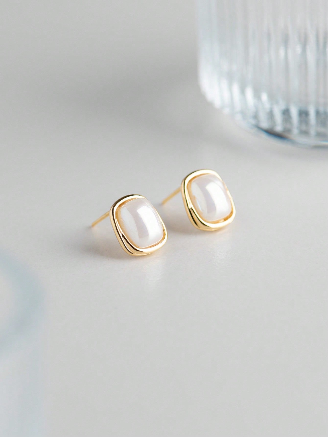 A pair of women's elegant and generous S925 silver earrings. Light luxury and fashionable, suitable for daily dating. - LEIDAI