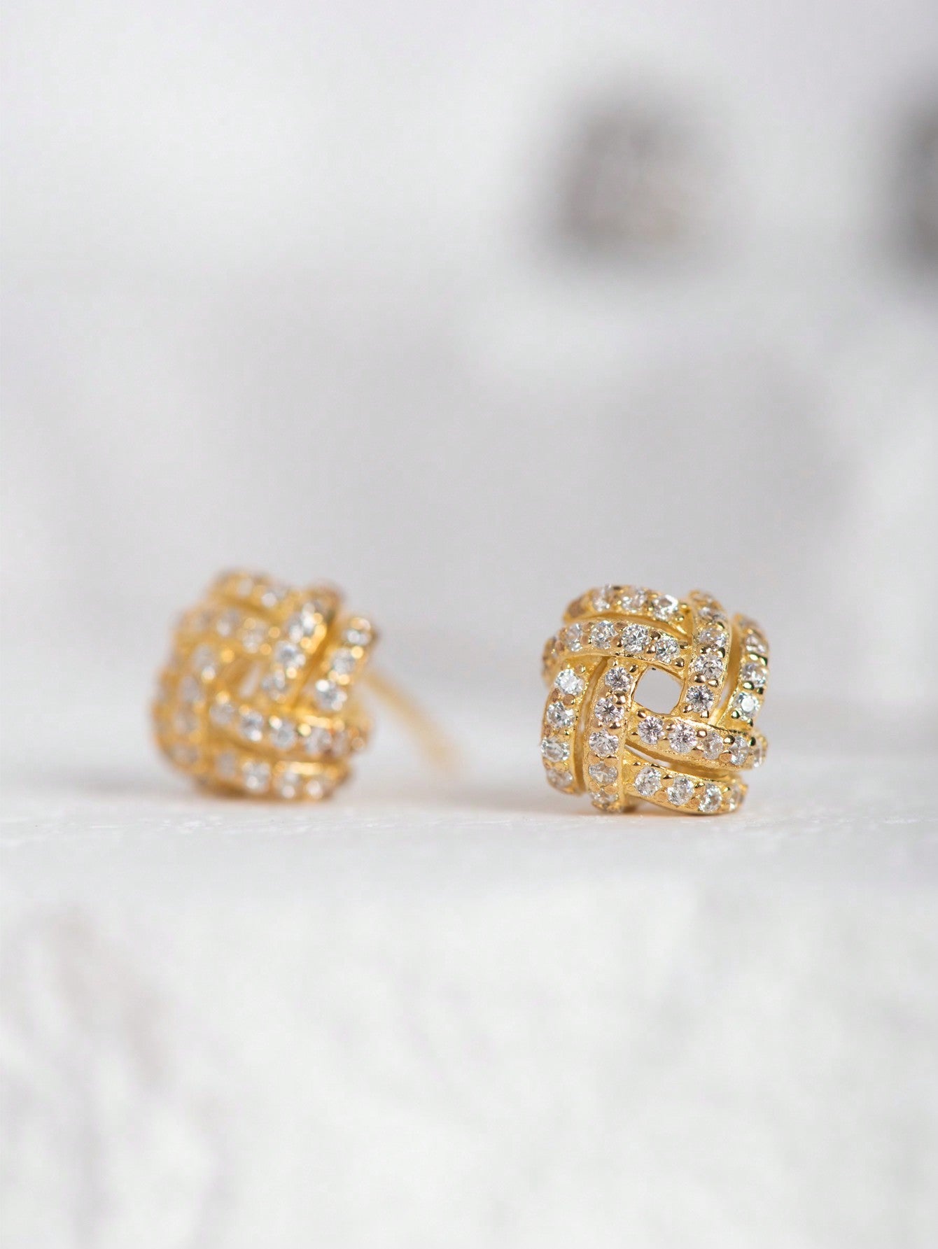 A pair of women's elegant and generous S925 silver earrings. Light luxury and fashionable, suitable for daily dating. - LEIDAI