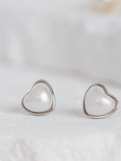 A pair of women's simple and elegant S925 sterling silver heart - shaped stud earrings. Fashionable and suitable for daily commuting, dating and parties. - LEIDAI