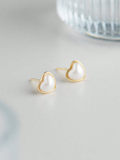 A pair of women's simple and elegant S925 sterling silver heart - shaped stud earrings. Fashionable and suitable for daily commuting, dating and parties. - LEIDAI